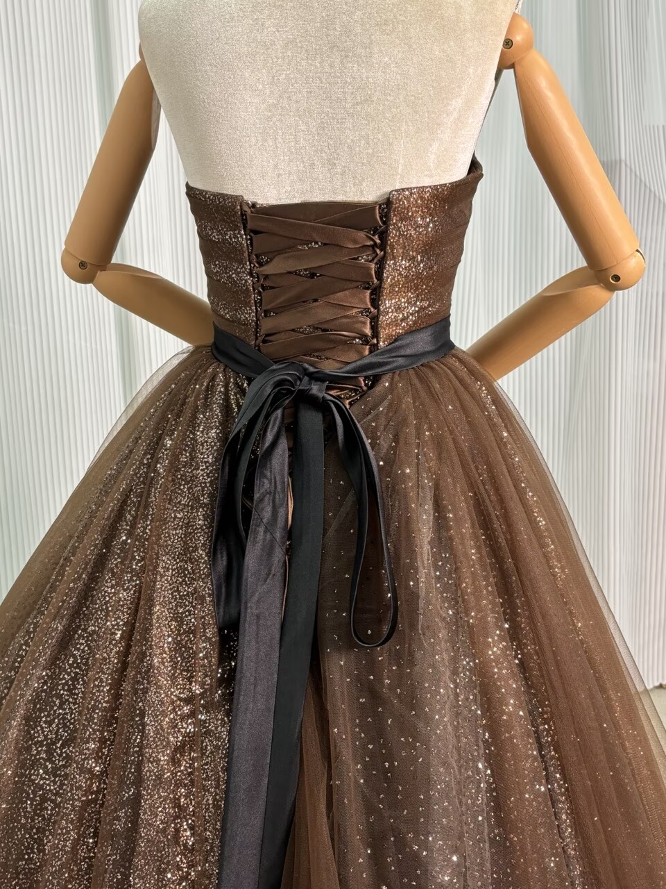 カラードレス コーヒーの色 キラキラチュール 結婚式 サッシュベルト アンティークなドレス 編み上げ