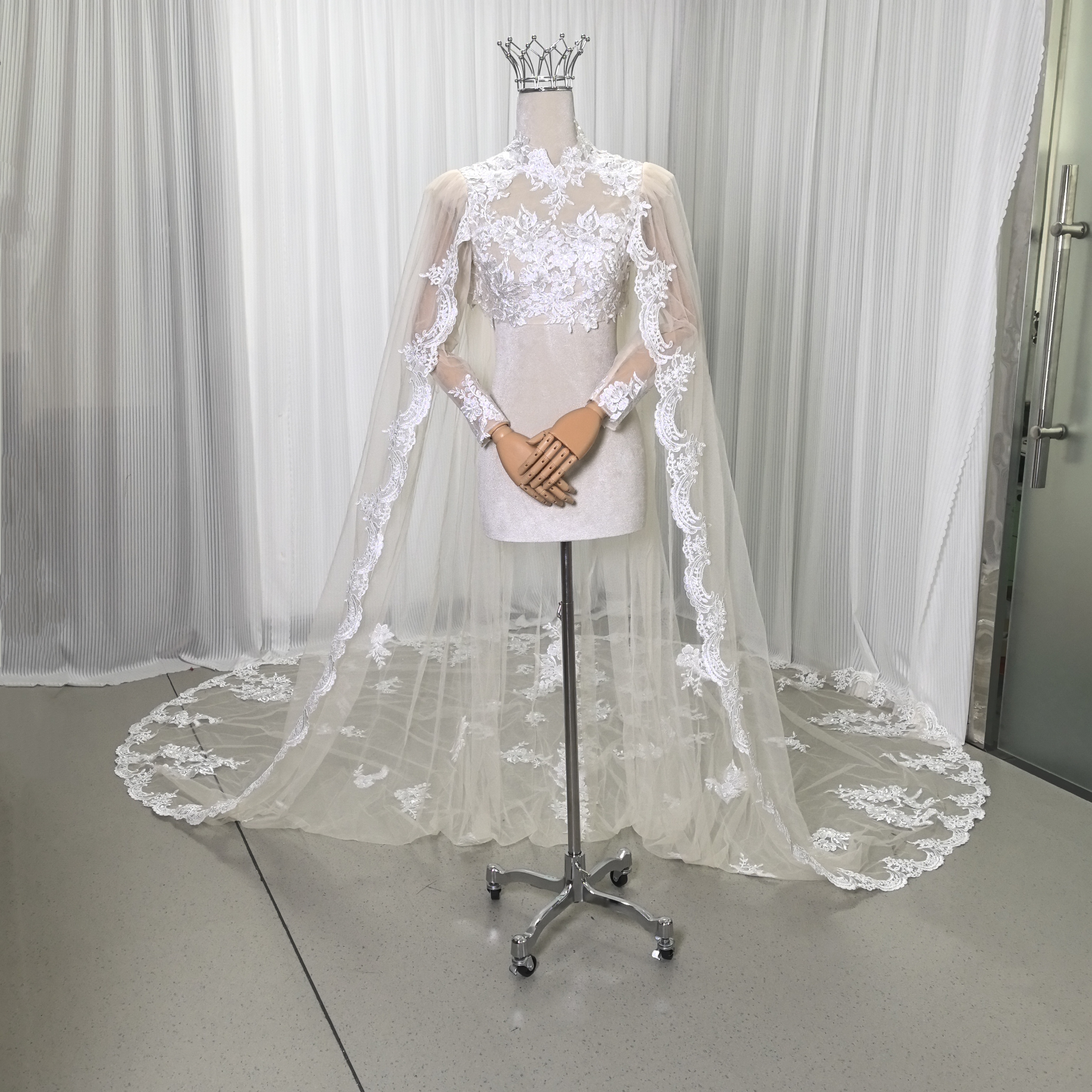 ウェディングドレス マント アイボリー 花柄のモチーフ刺繍が美しく 華やかなトレーン 抜群のおしゃれ見え