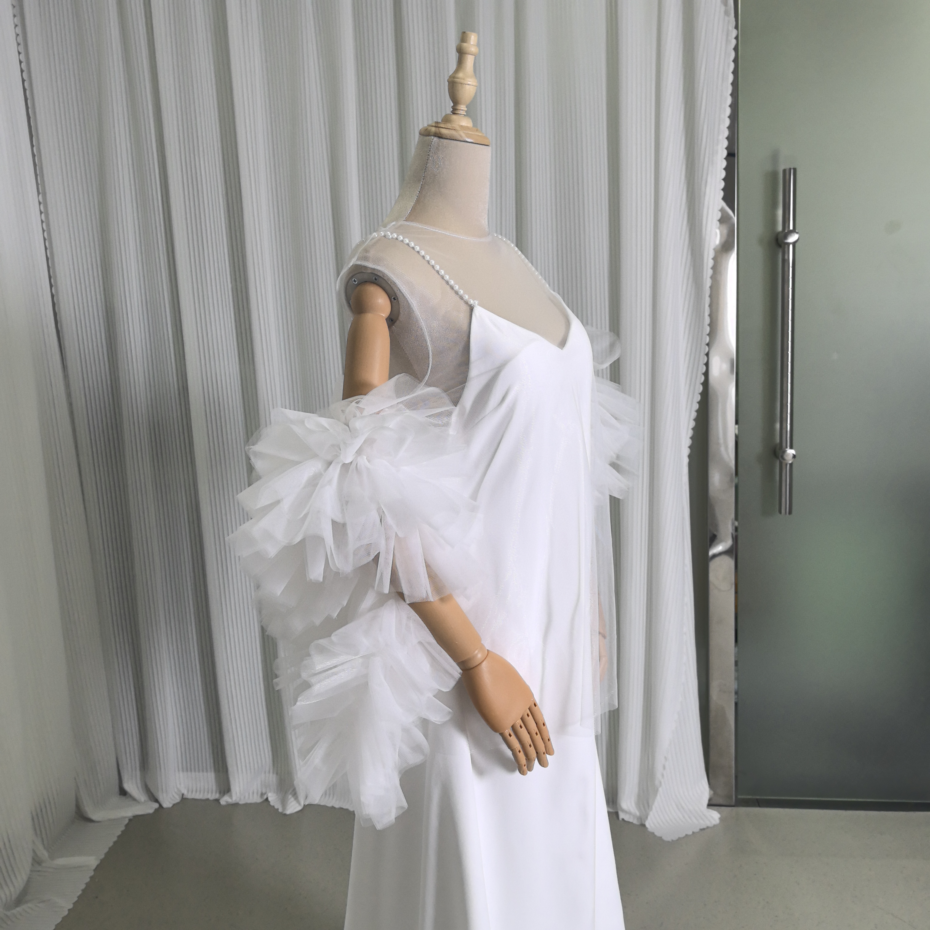 人気上昇！2ways ウエディングドレス+トップス フリル袖 パール スレンダーライン ソフトチュール 背中見せ 前撮り