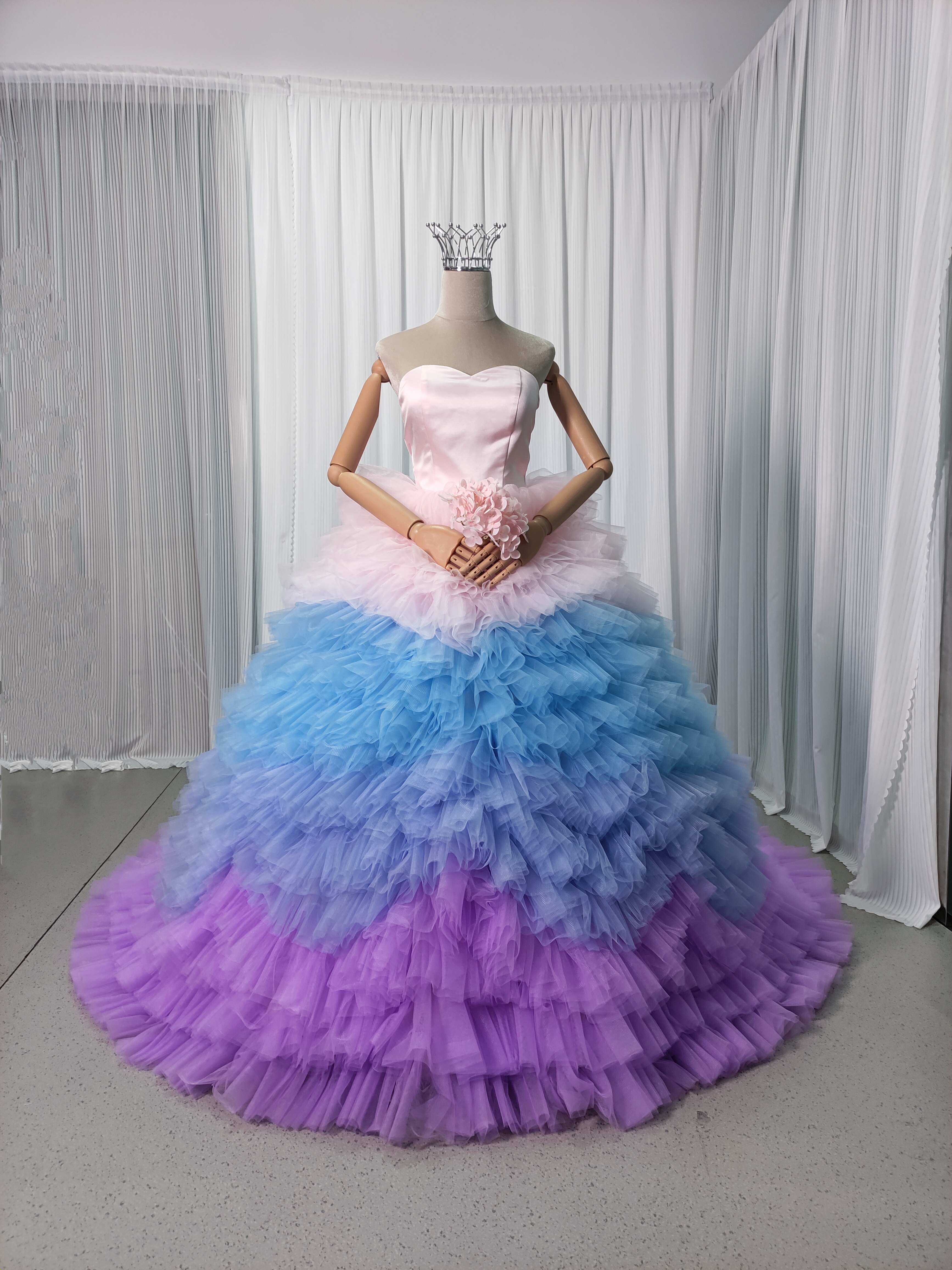 豪華！レインボー グラデーションドレス ベアトップ プリンセスライン 柔らかく重ねたチュールスカート 結婚式 花嫁