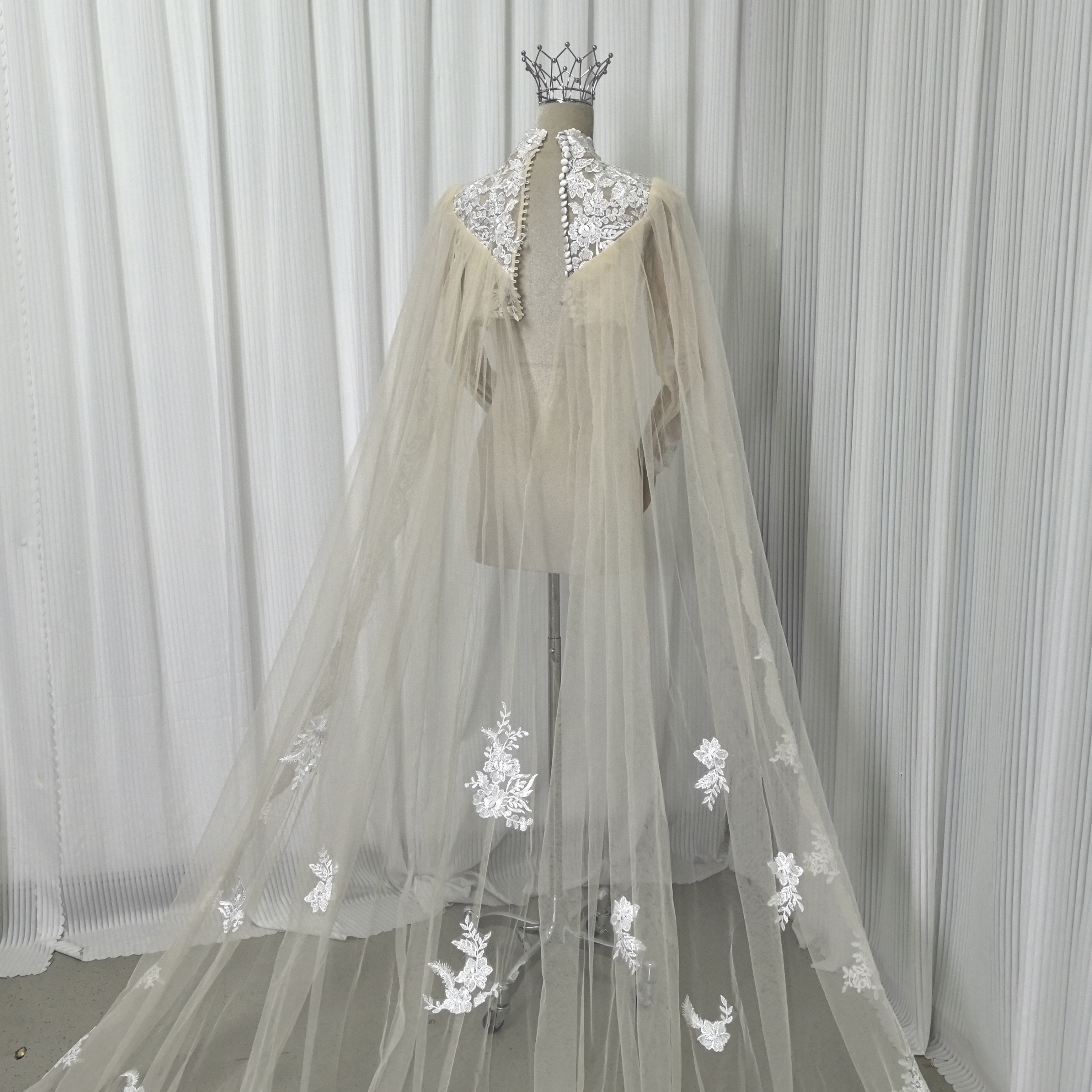 ウェディングドレス マント アイボリー 花柄のモチーフ刺繍が美しく 華やかなトレーン 抜群のおしゃれ見え