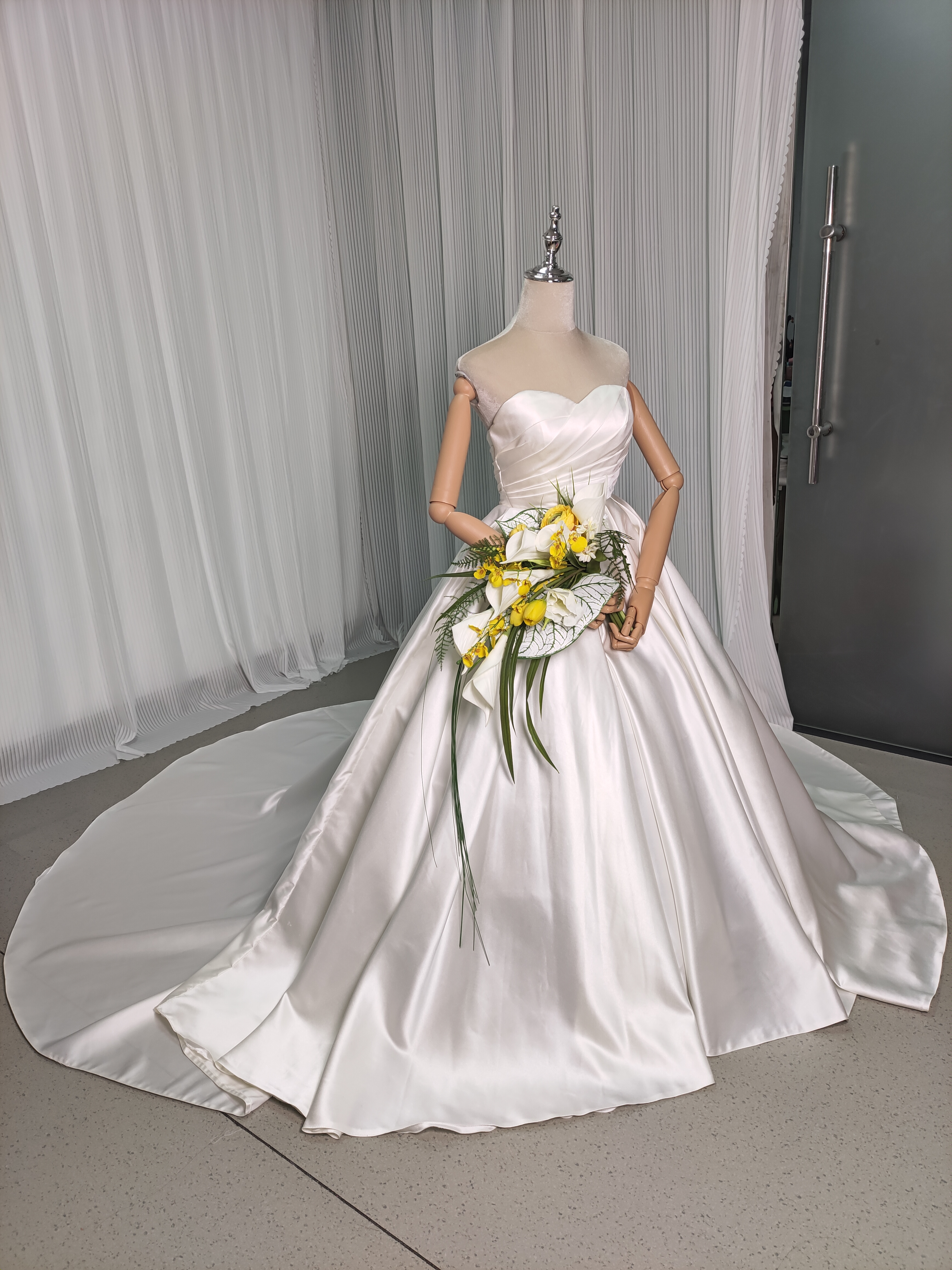 ウェディングドレス ベアトップ プリンセスライン ロングトレーン 編み上げ 結婚式 エレガント