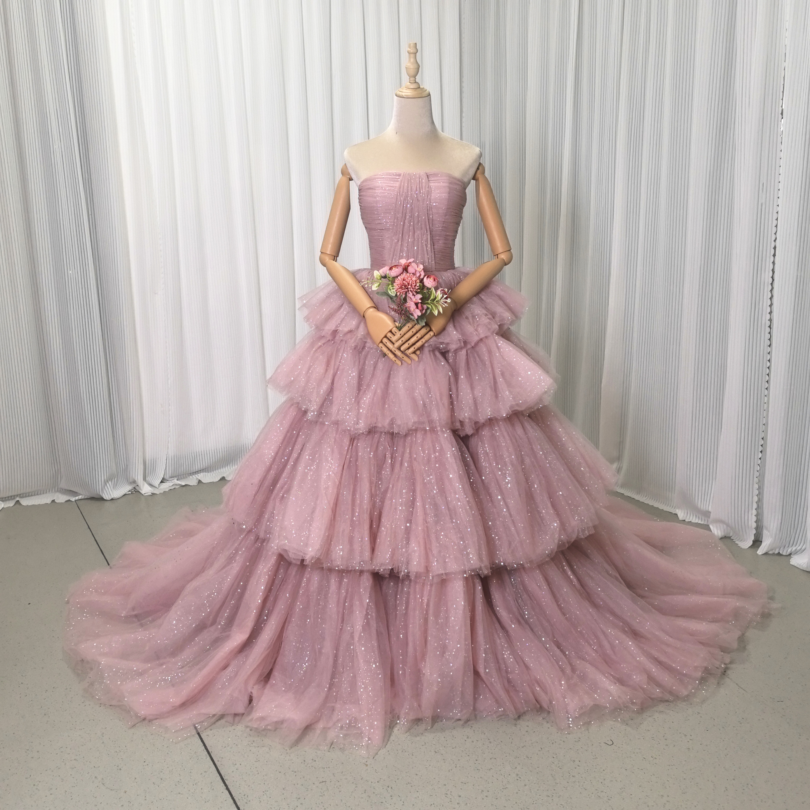 上品！カラードレス ベアトップ ピンク キラキラチュール ベルト 結婚式 ティアードのドレス 花嫁