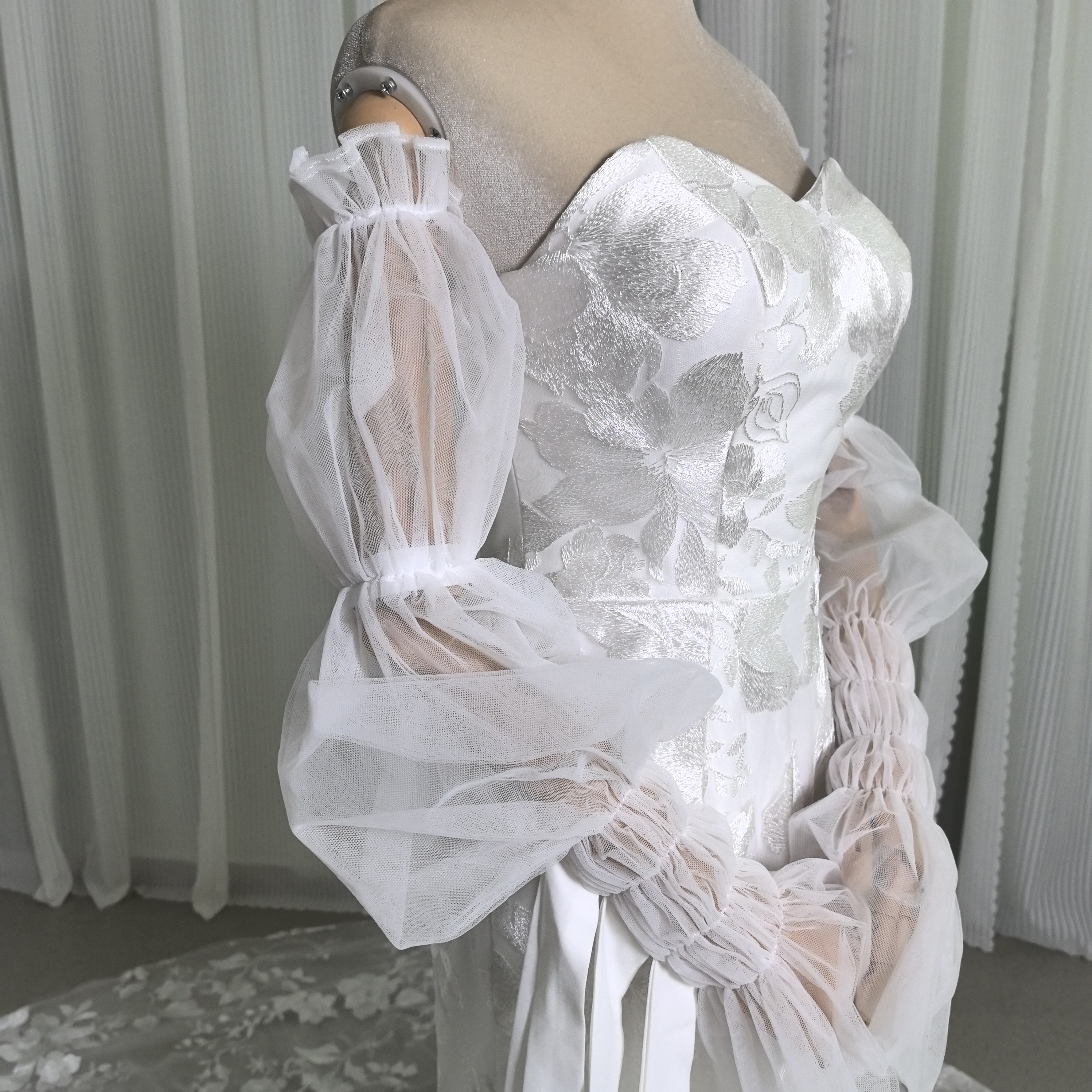 美品！ウエディングドレス 長袖 贅沢な総レース マーメイドライン セクシー ブライダル 華やかなトレーン