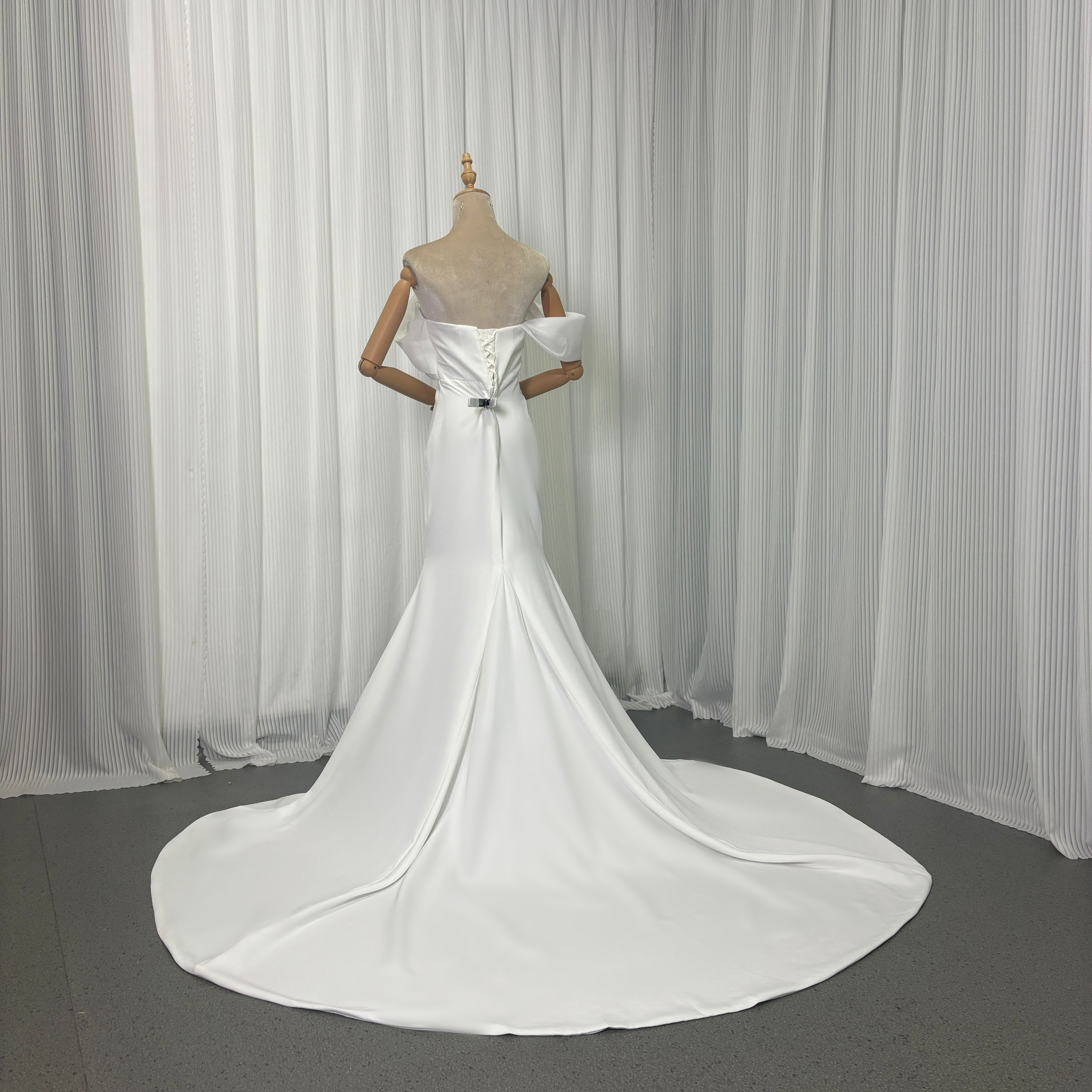 ウェディングドレス ワンショルダー オーガンジー デザイン感 クレープ生地 優雅なシルエット 披露宴