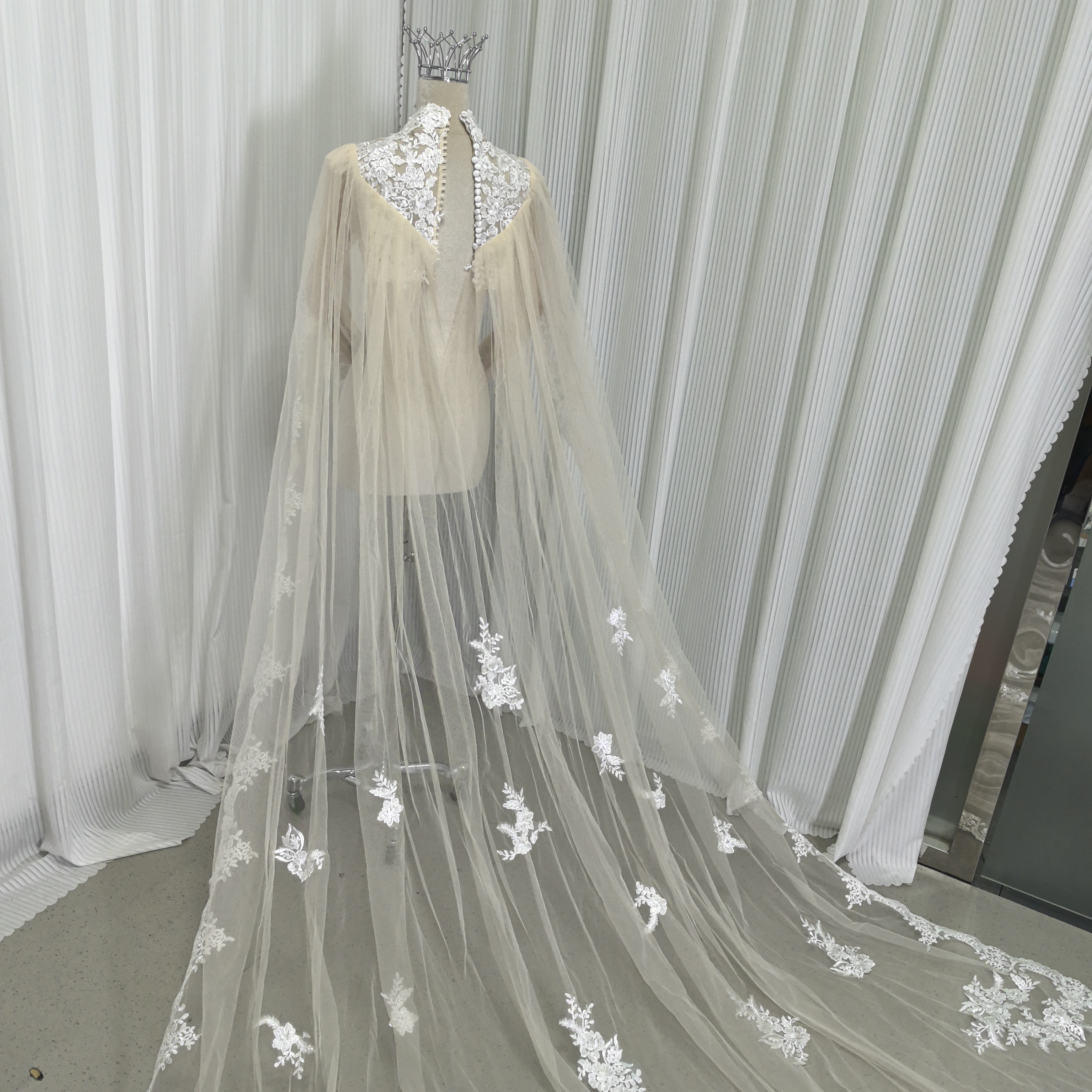 ウェディングドレス マント アイボリー 花柄のモチーフ刺繍が美しく 華やかなトレーン 抜群のおしゃれ見え