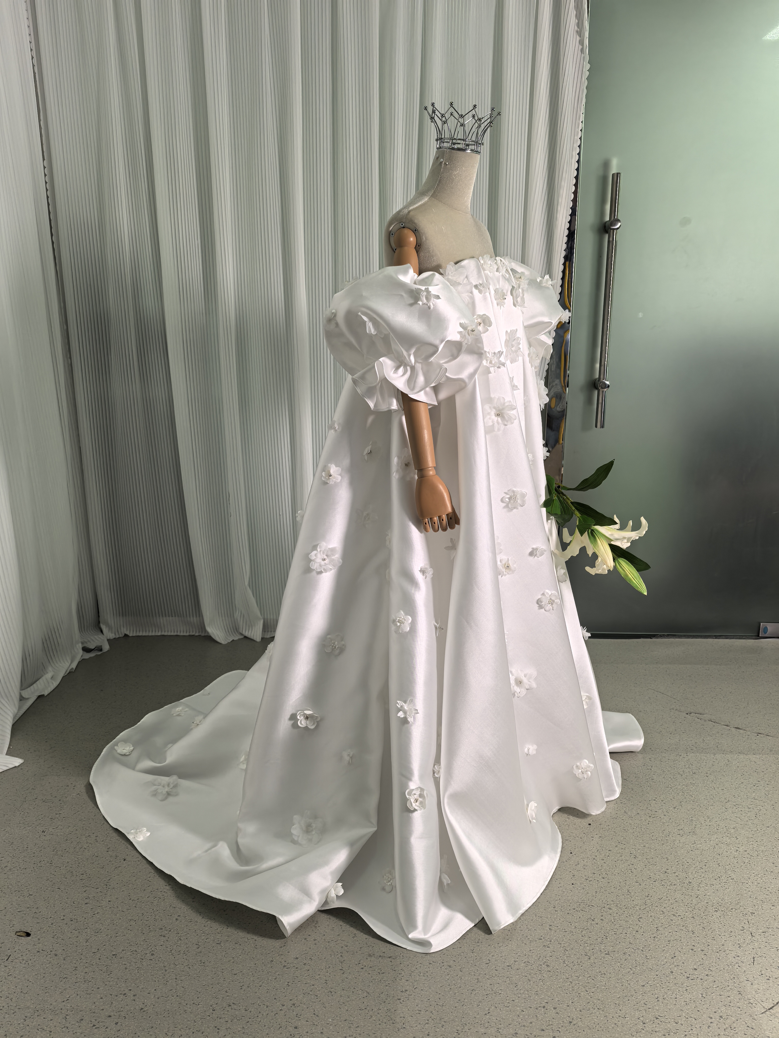 ウエディングドレス ベアトップ フリル袖 可愛い 光沢サテン 花モチーフ ビーズ ファスナー 結婚式/披露宴