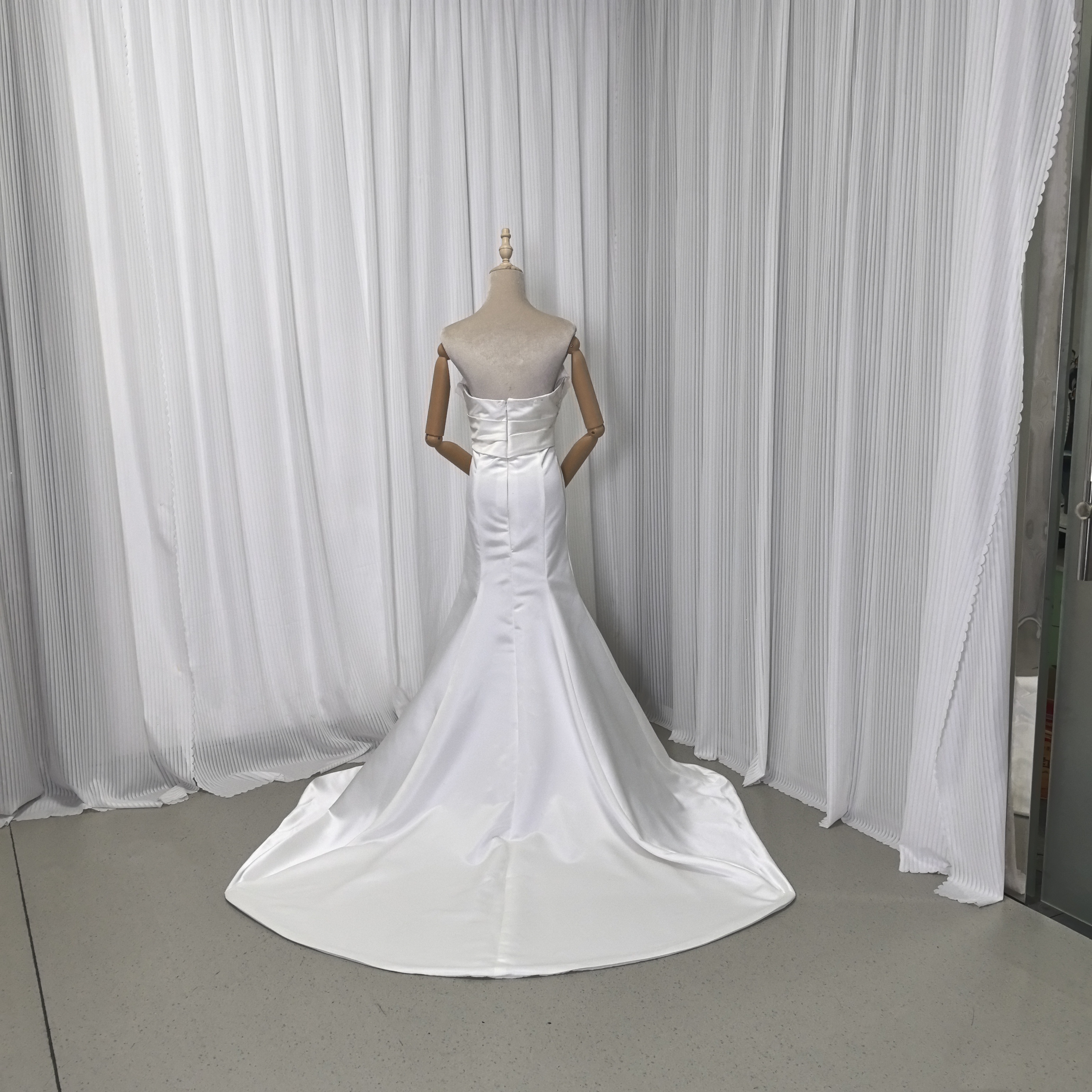 ウェディングドレス アイボリー マーメイドライン 光沢サテン ファスナー 結婚式 大人っぽい