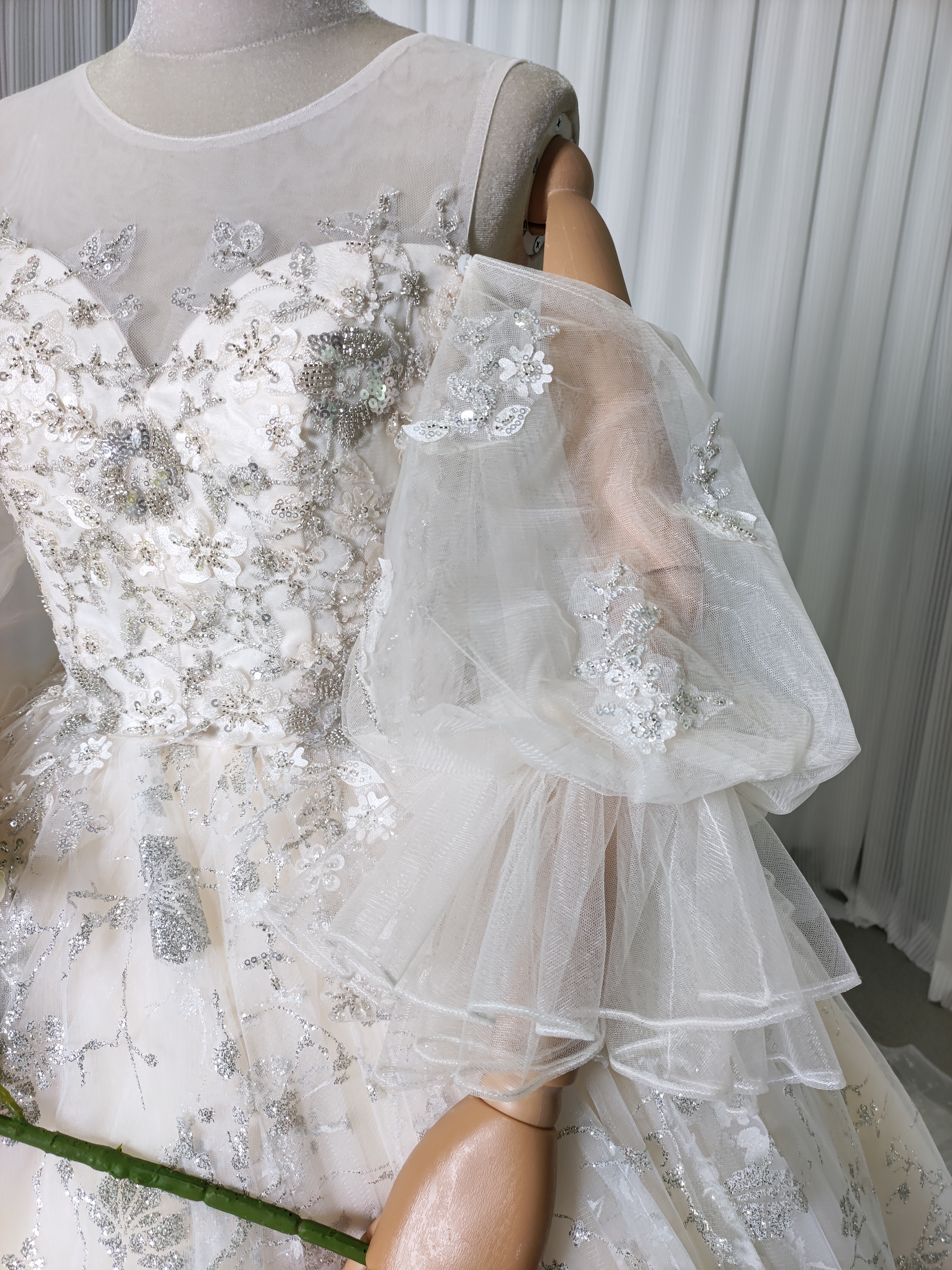 豪華！ウエディングドレス シースルー袖 キラキラスパンコール キラキラ光るレース 抜群のおしゃれ見え 結婚式