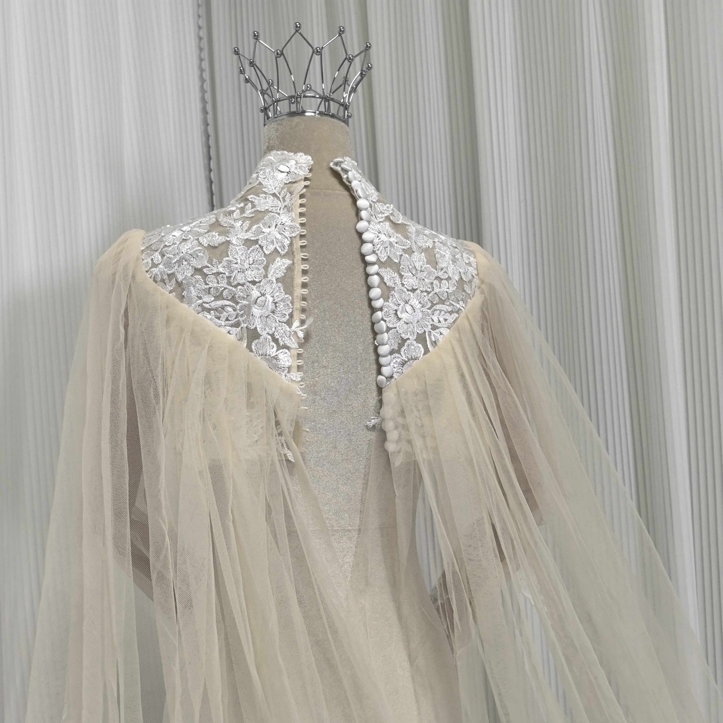 ウェディングドレス マント アイボリー 花柄のモチーフ刺繍が美しく 華やかなトレーン 抜群のおしゃれ見え