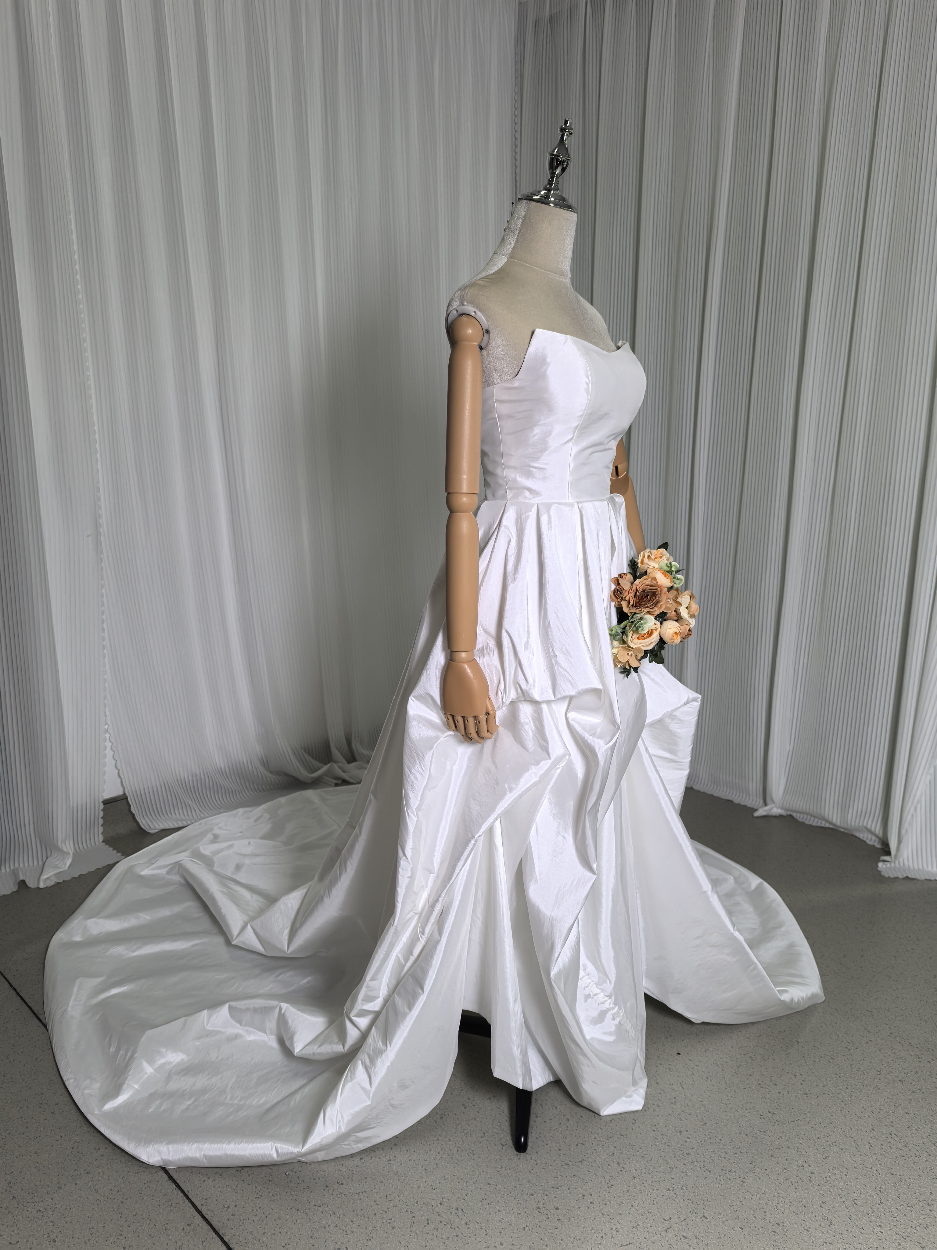 実例写真！ウェディングドレス ベアトップ シルクタフタ フィッシュテール デザイン感 結婚式 前撮り