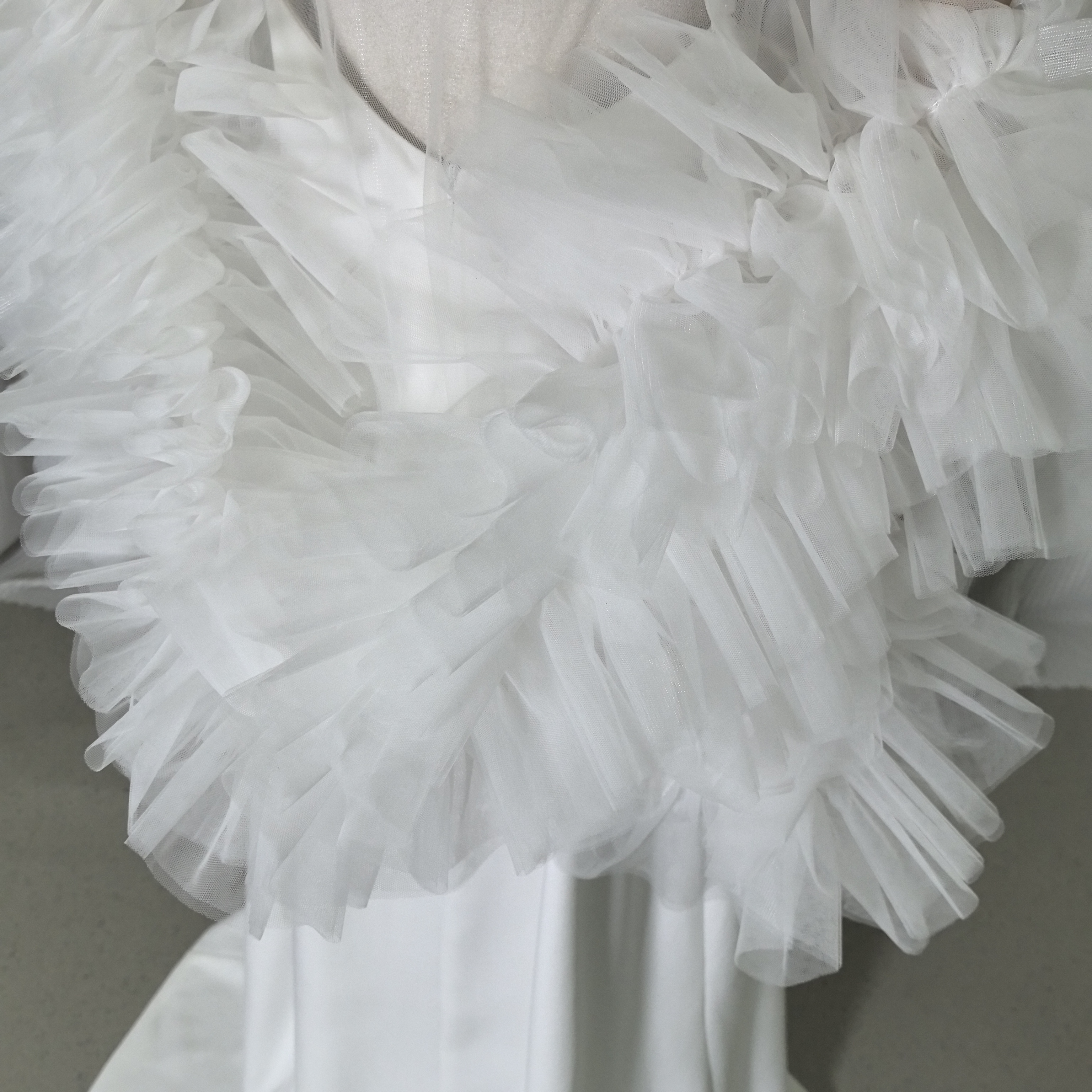 人気上昇！2ways ウエディングドレス+トップス フリル袖 パール スレンダーライン ソフトチュール 背中見せ 前撮り