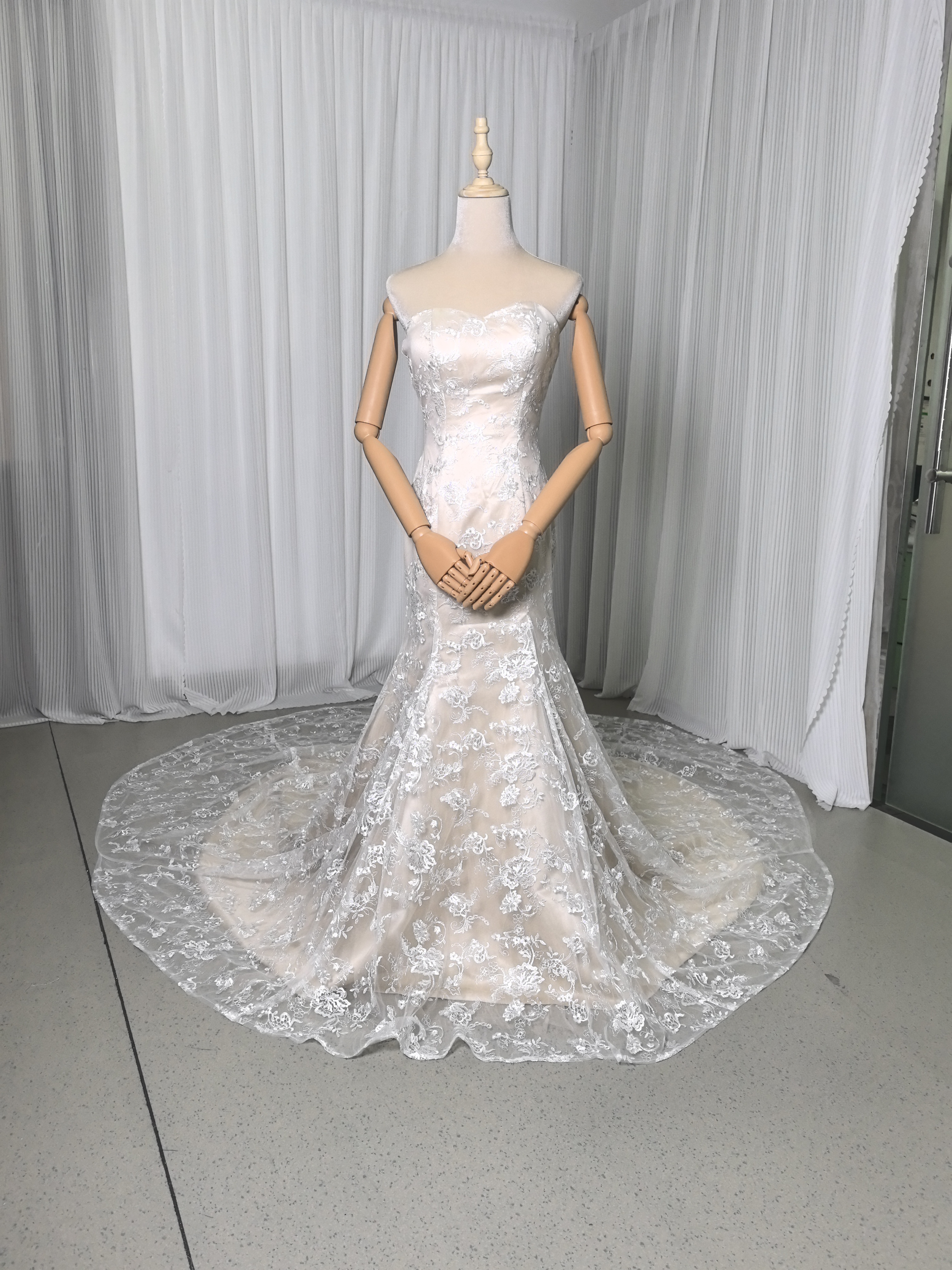 美品！ウエディングドレス ベージュ マーメイドライン 贅沢な小花総レース 華やかなトレーン 花嫁