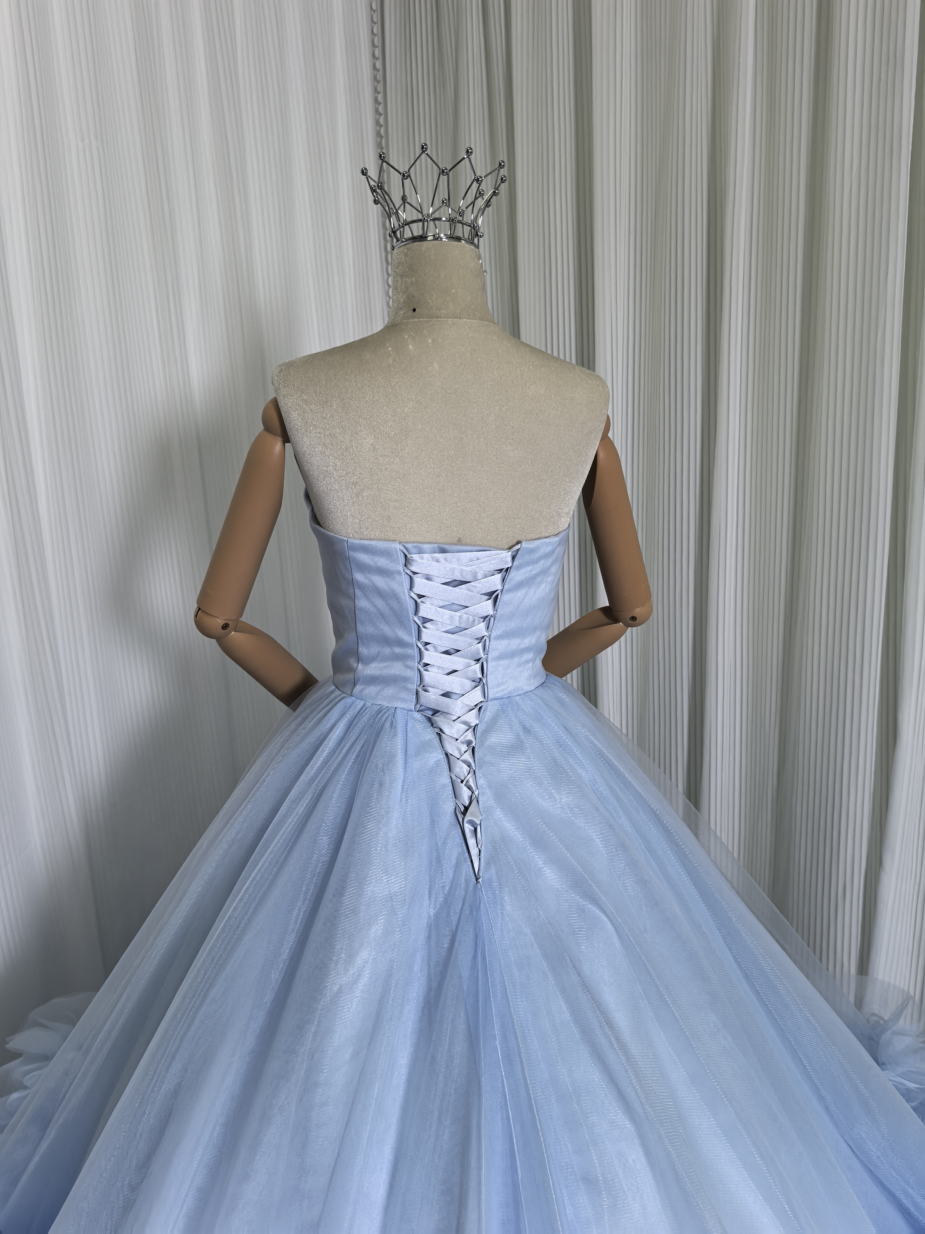 実例写真！カラードレス 爽やかで優しいブルー オフショルダー ラッフルフリル プリンセスライン 可愛い