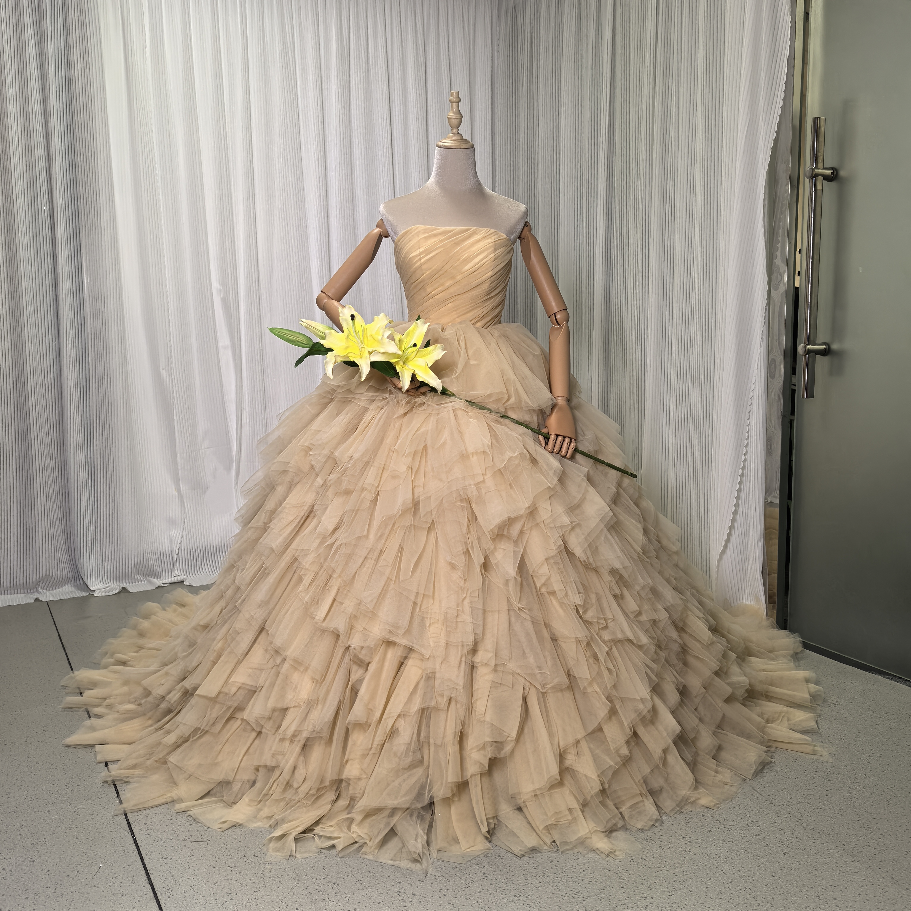 豪華！カラードレス ベージュ オフショルダー サッシュベルト 柔らかく重ねたチュールスカート 編み上げ 結婚式
