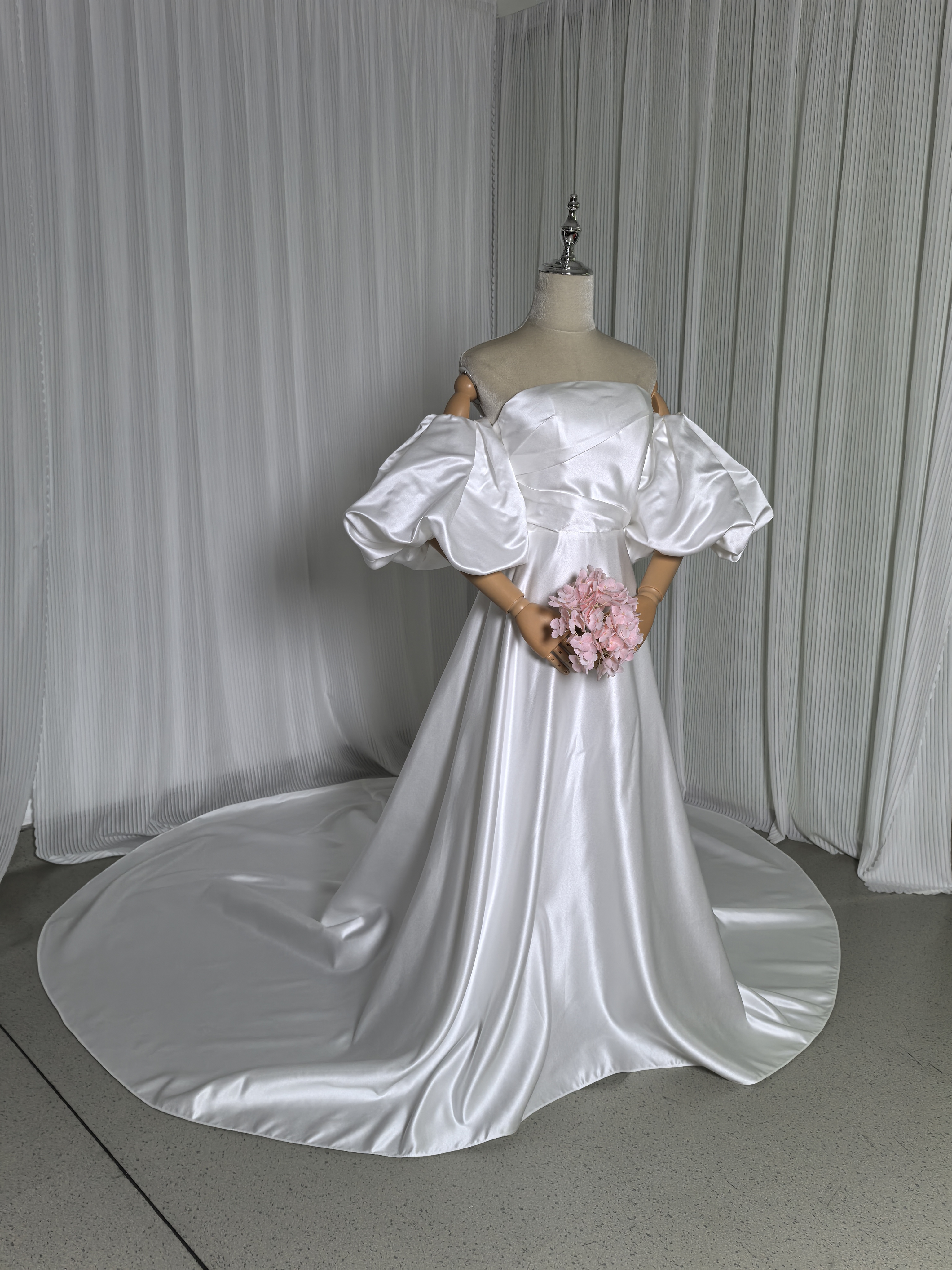 ウェディングドレス ベアトップ パフスリーブ バックリボン ロングトレーン 編み上げ 結婚式