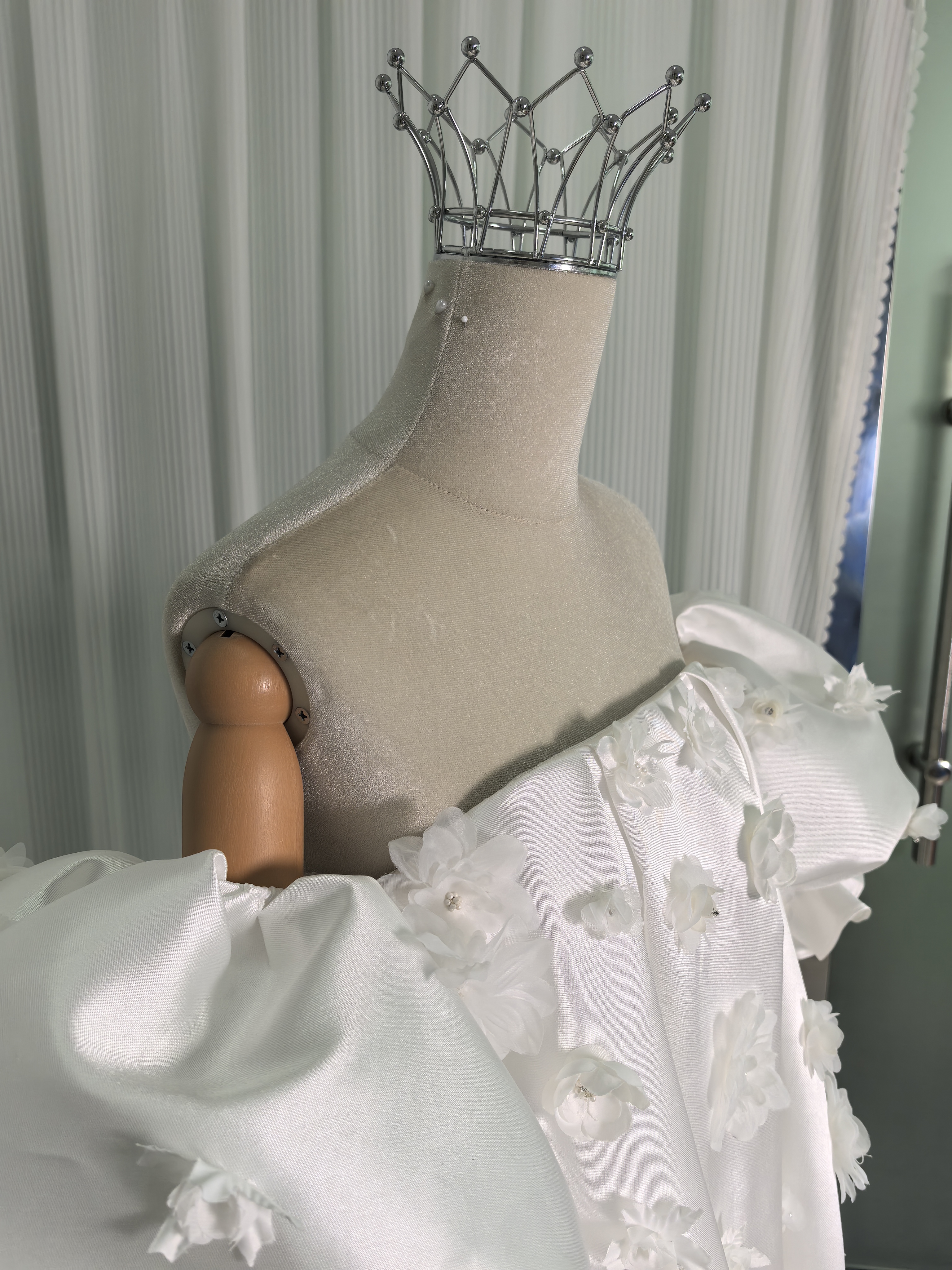 ウエディングドレス ベアトップ フリル袖 可愛い 光沢サテン 花モチーフ ビーズ ファスナー 結婚式/披露宴