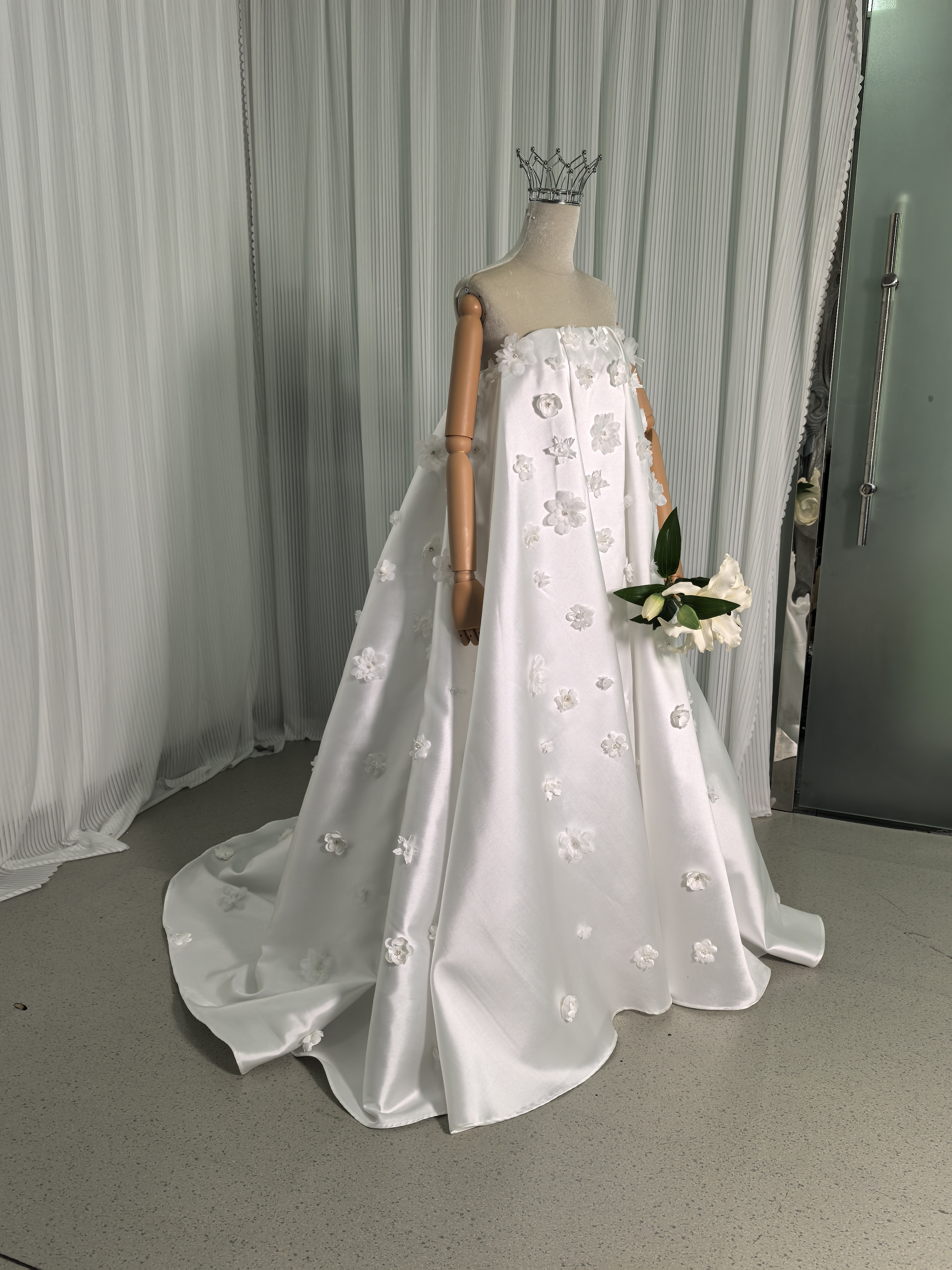 ウエディングドレス ベアトップ 可愛い 光沢サテン 花モチーフ ビーズ ファスナー 結婚式/披露宴