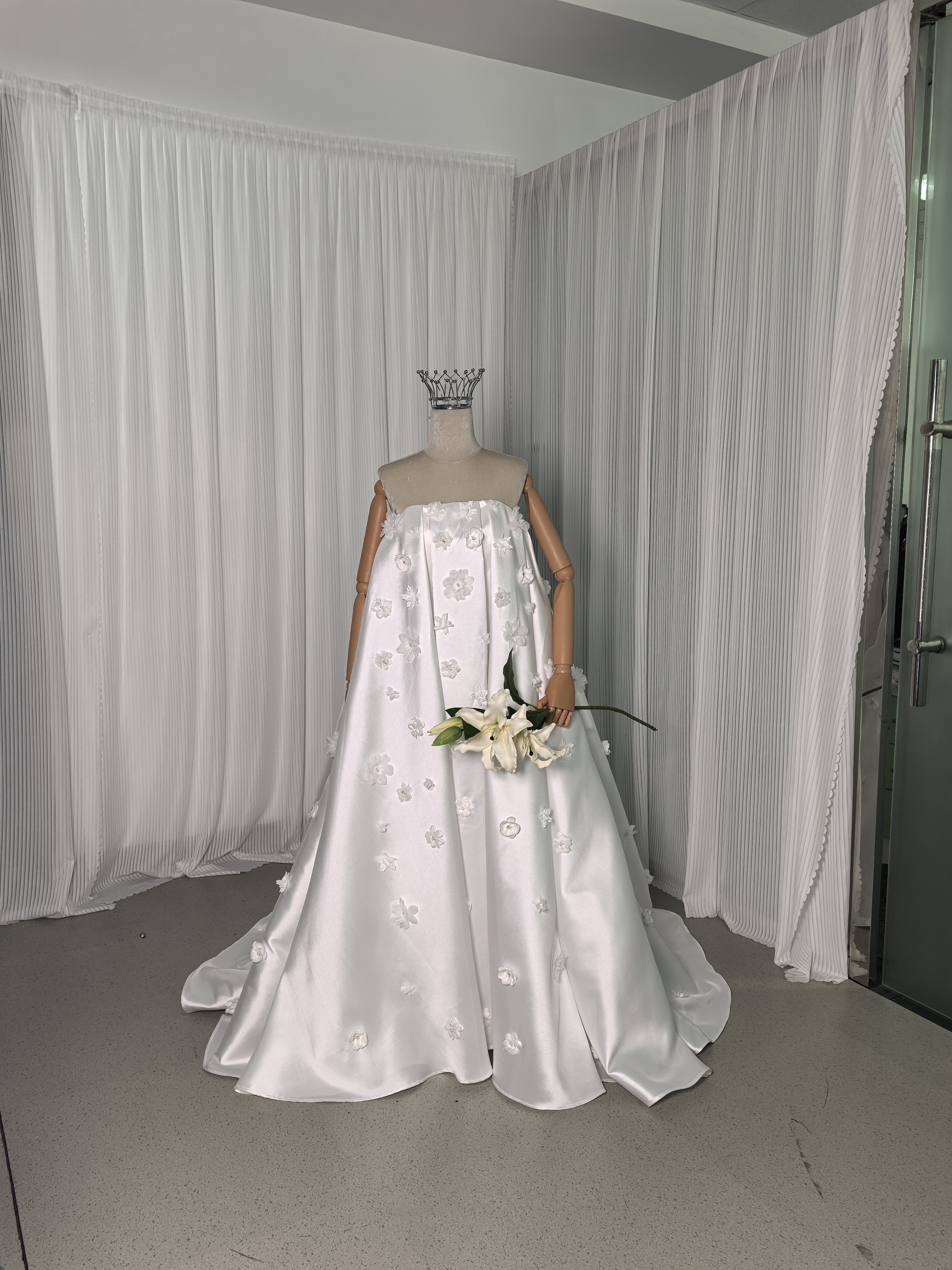 ウエディングドレス ベアトップ 可愛い 光沢サテン 花モチーフ ビーズ ファスナー 結婚式/披露宴
