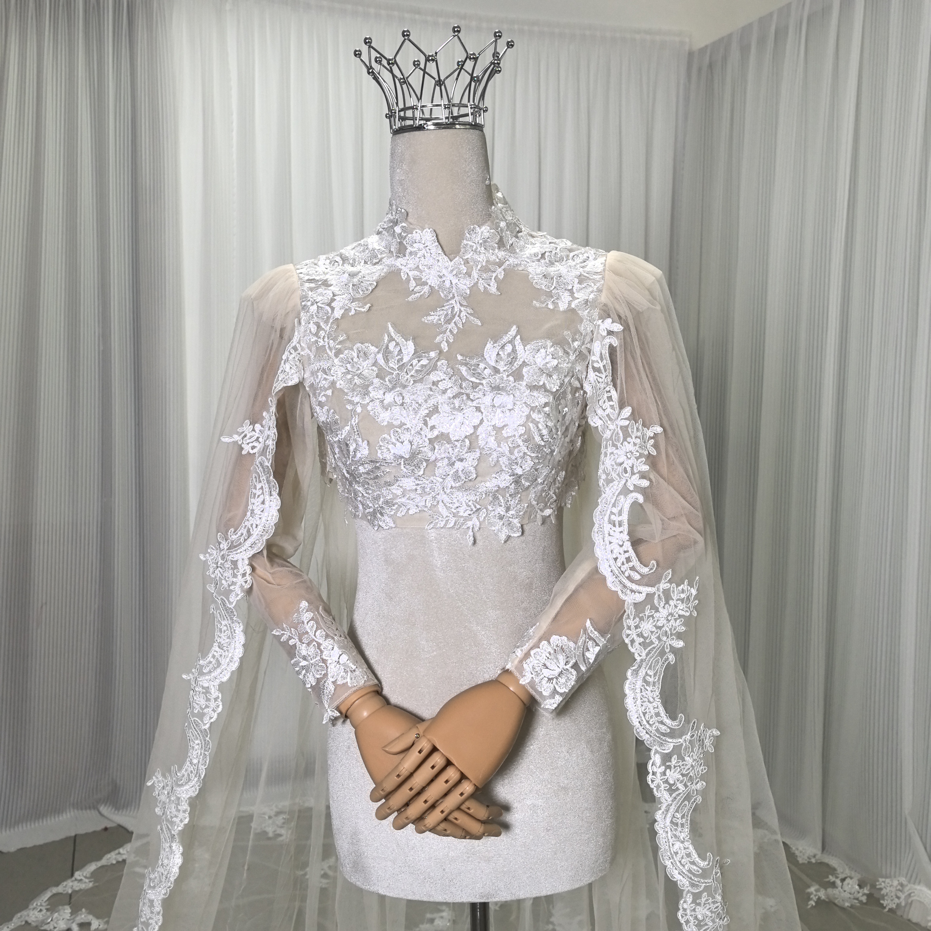 ウェディングドレス マント アイボリー 花柄のモチーフ刺繍が美しく 華やかなトレーン 抜群のおしゃれ見え