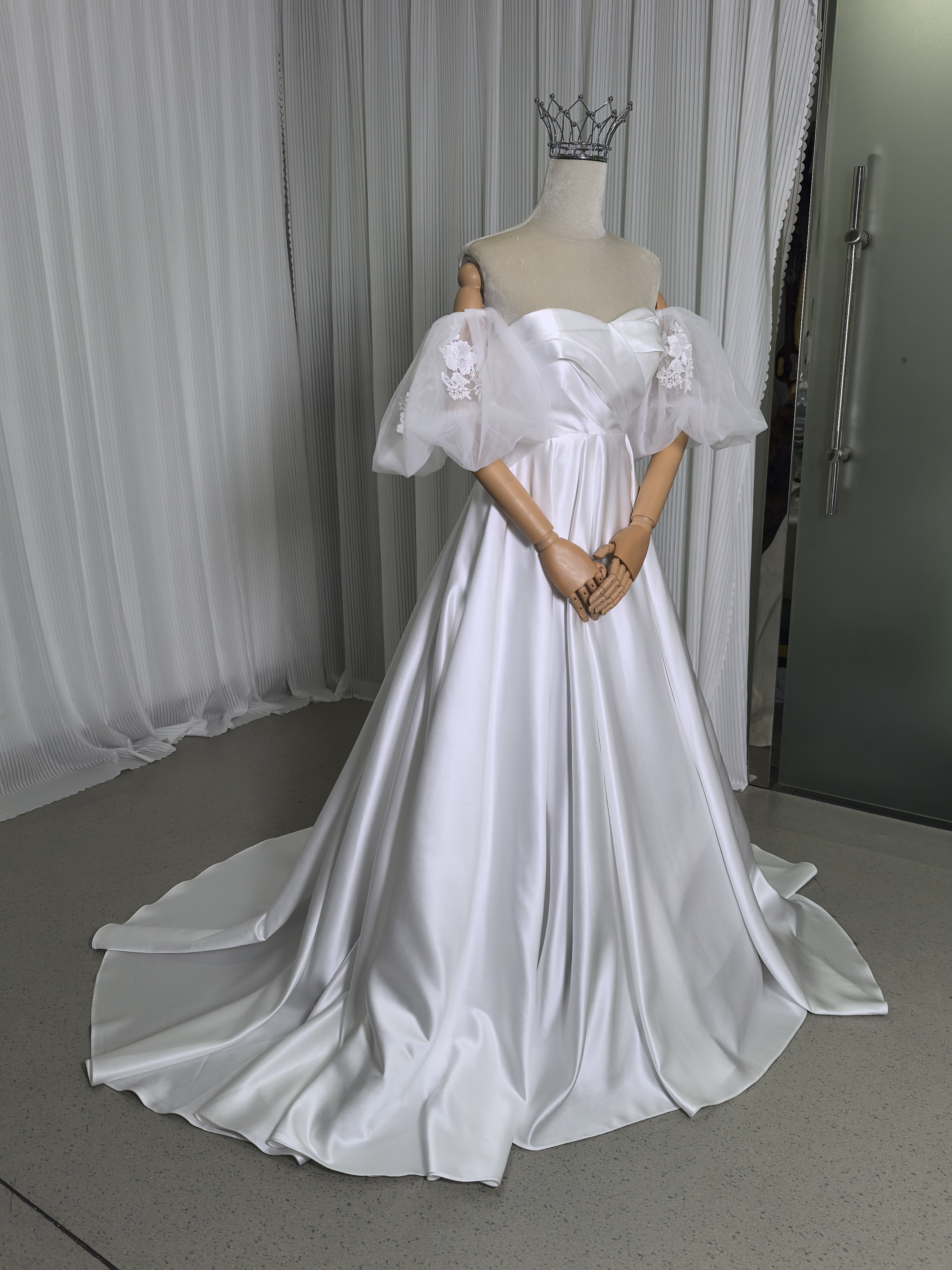 ウェディングドレス ベアトップ 上品透け袖 光沢サテン 編み上げ 可愛い 花嫁