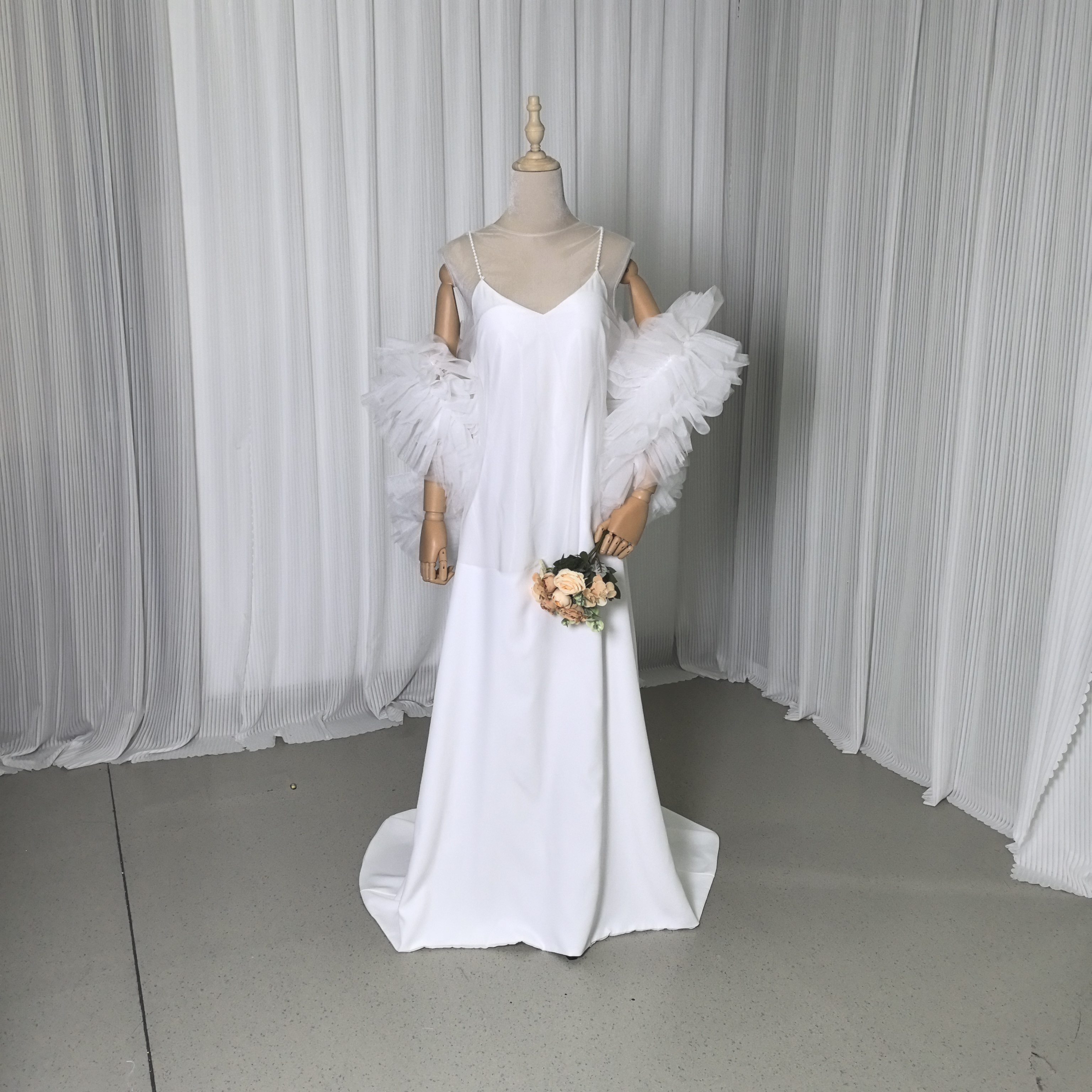 人気上昇！2ways ウエディングドレス+トップス フリル袖 パール スレンダーライン ソフトチュール 背中見せ 前撮り