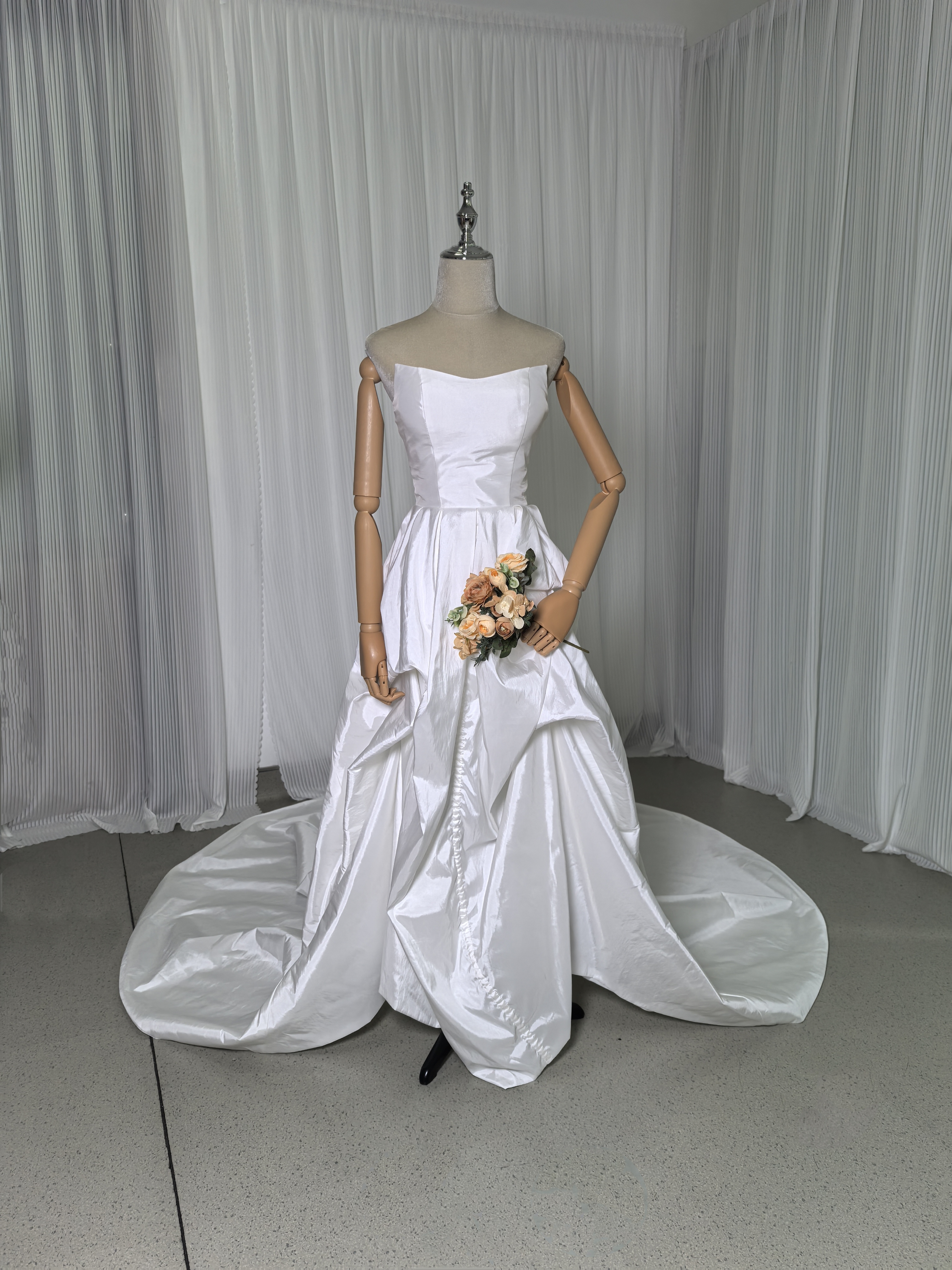 実例写真！ウェディングドレス ベアトップ シルクタフタ フィッシュテール デザイン感 結婚式 前撮り