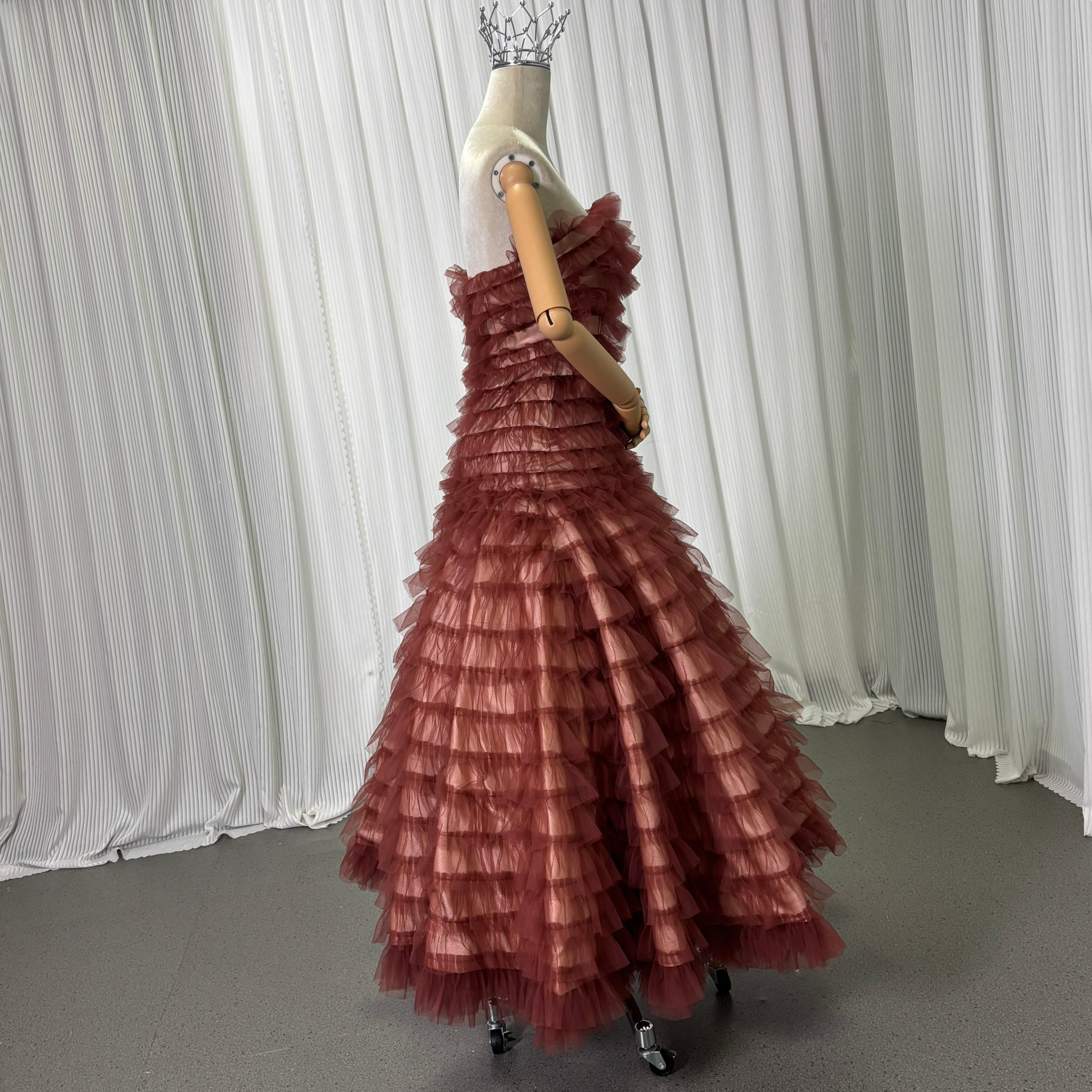 カラードレス ブラウン パーティードレス ベアトップ ソフトチュール 揺らめく裾 音楽会 編み上げ