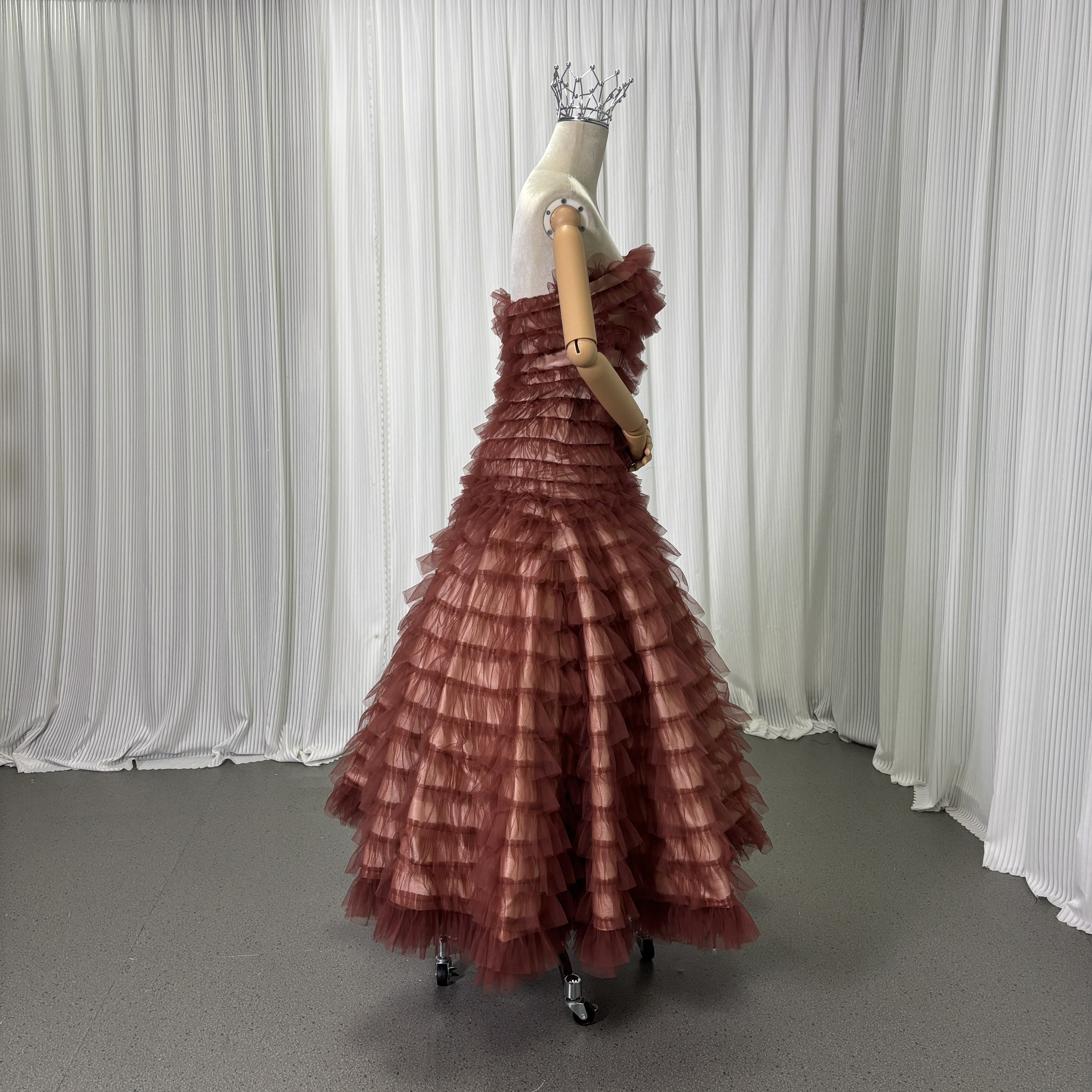 カラードレス ブラウン パーティードレス ベアトップ ソフトチュール 揺らめく裾 音楽会 編み上げ