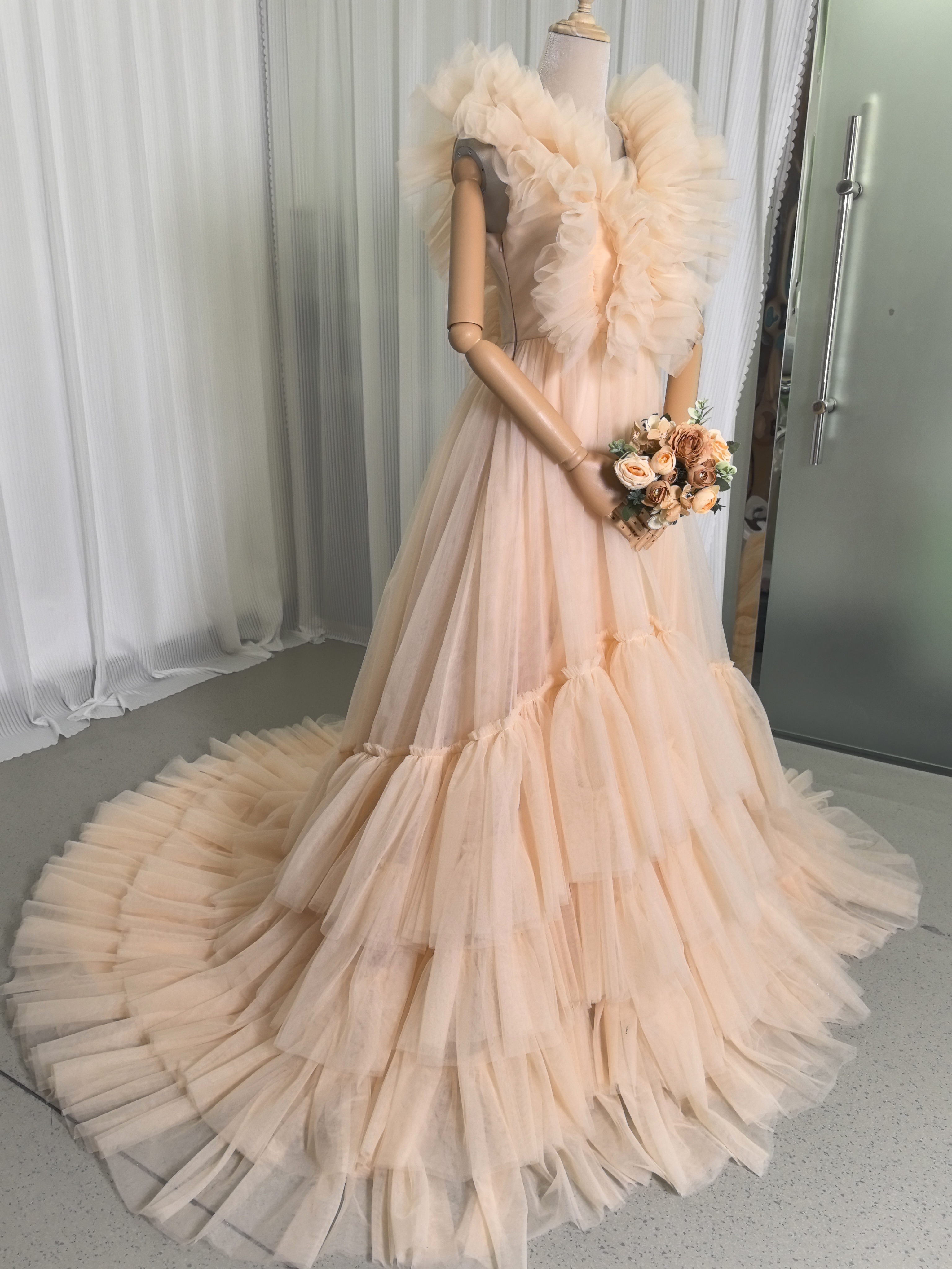 カラードレス シャンパン色 Vネック 柔らかく重ねたチュールスカート 優雅なシルエット 前撮り