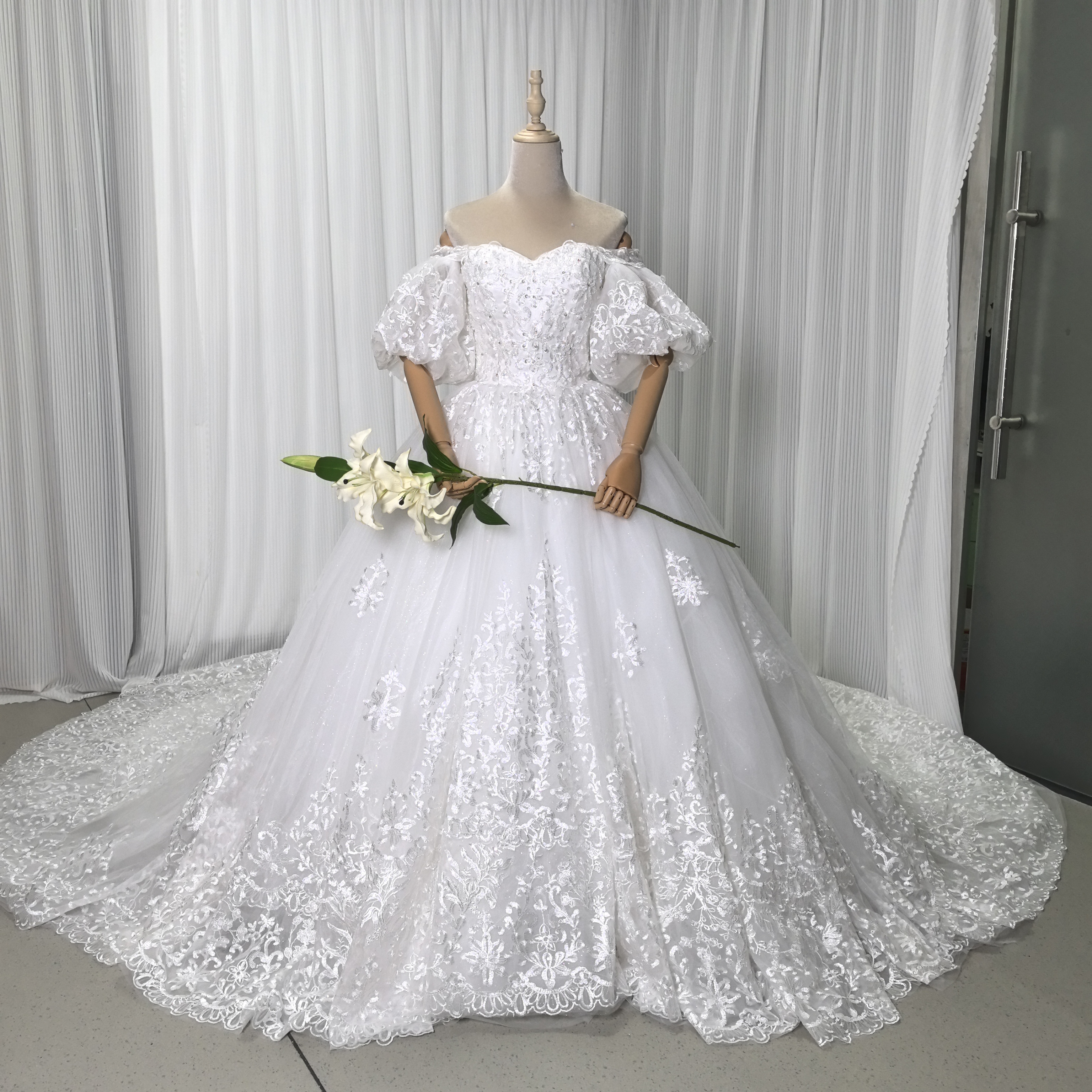 フランス風 ウェディングドレス ベアトップ 取り外し袖 キラキラスパンコール 繊細レース 華やかなトレーン 結婚式