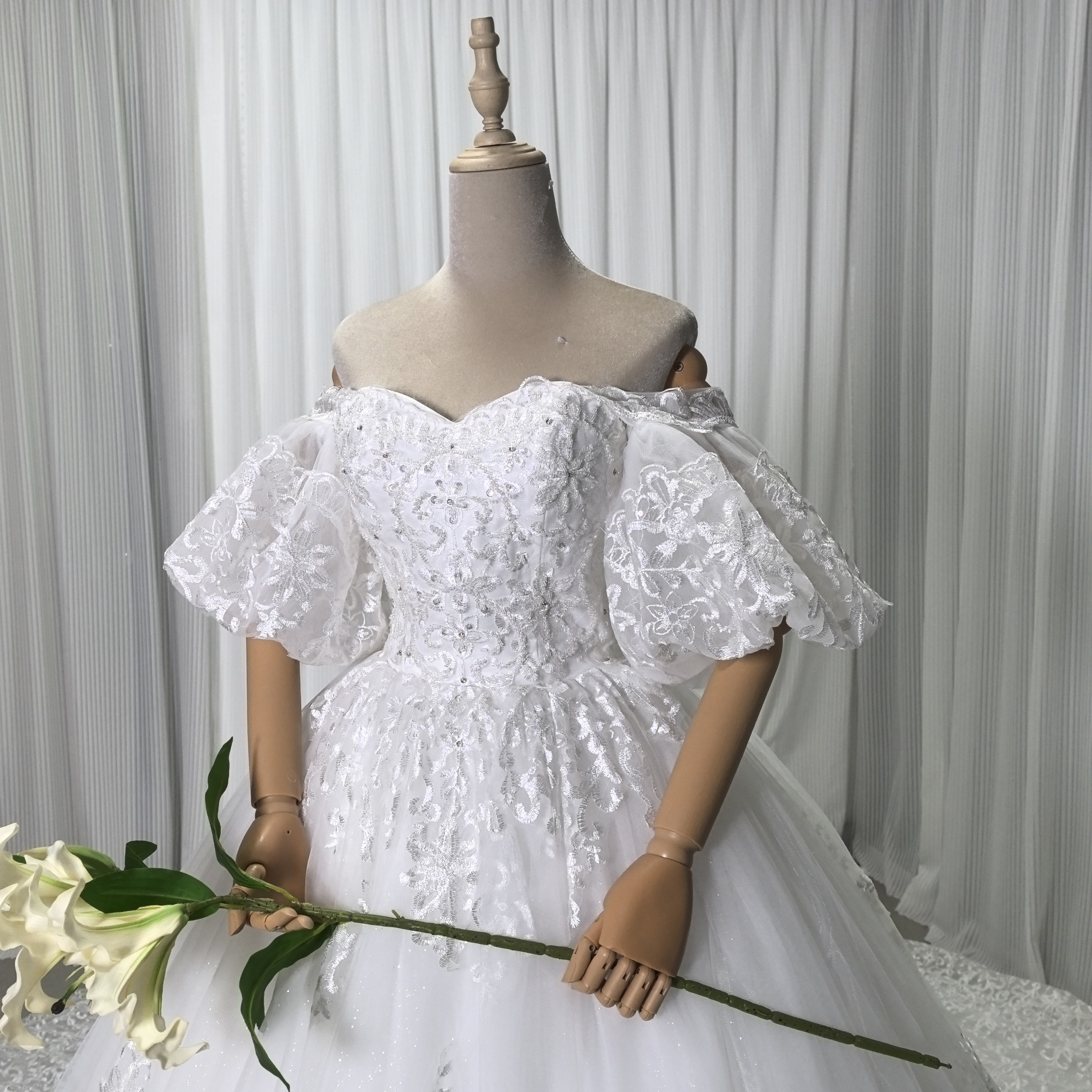 フランス風 ウェディングドレス ベアトップ 取り外し袖 キラキラスパンコール 繊細レース 華やかなトレーン 結婚式