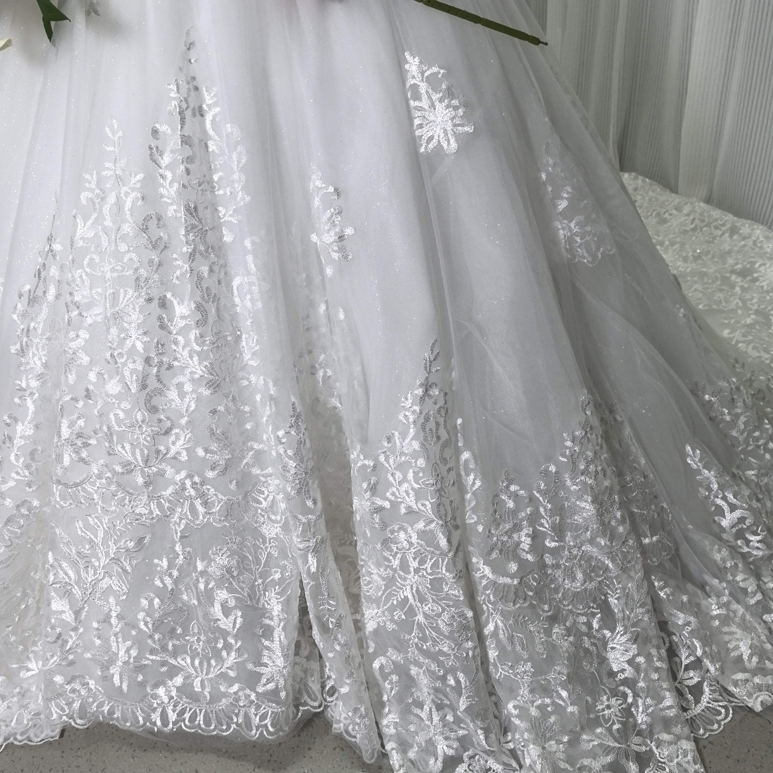 華やか ウェディングドレス ボレロ キラキラスパンコール レース 憧れのドレス 結婚式 華やかなトレーン