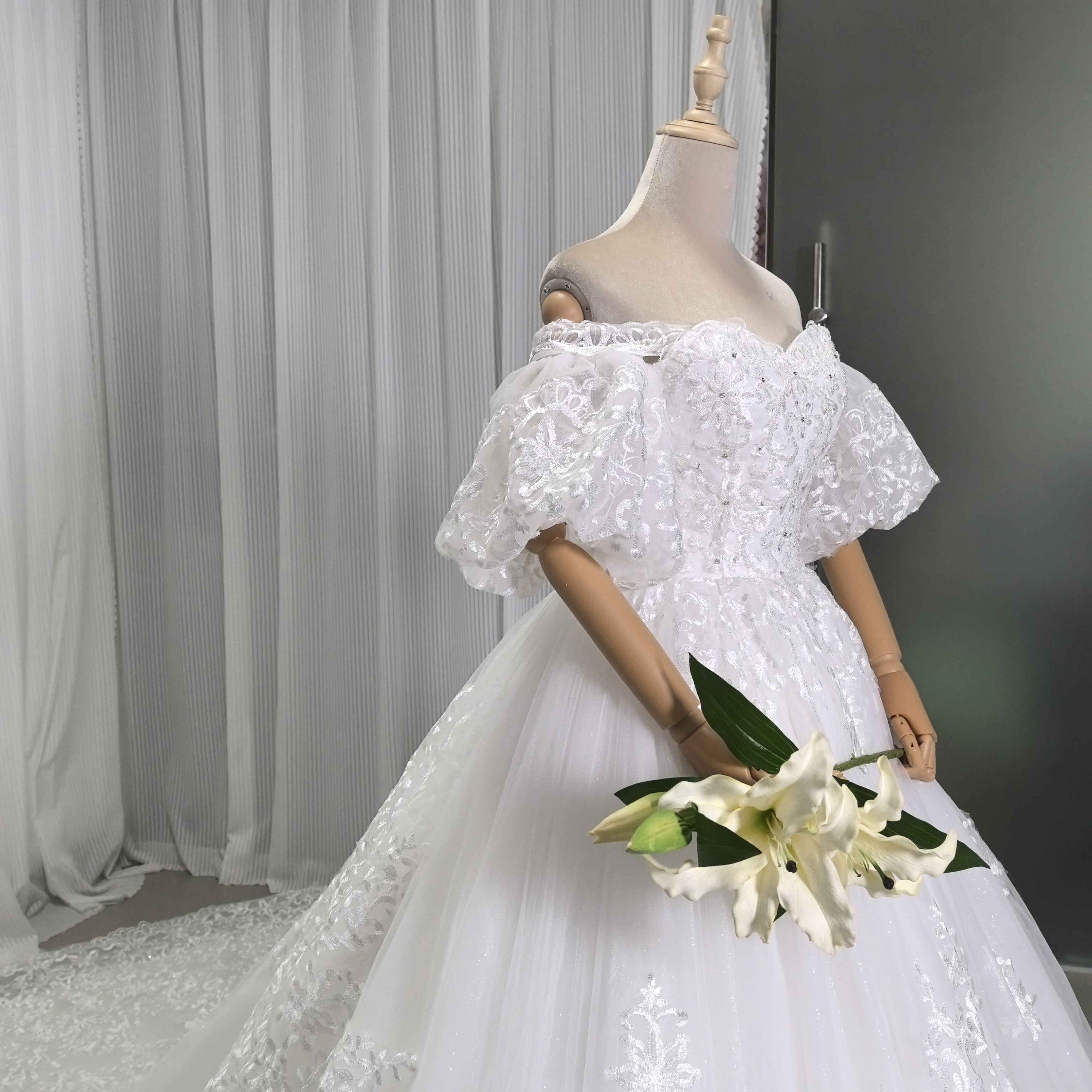 フランス風 ウェディングドレス ベアトップ 取り外し袖 キラキラスパンコール 繊細レース 華やかなトレーン 結婚式