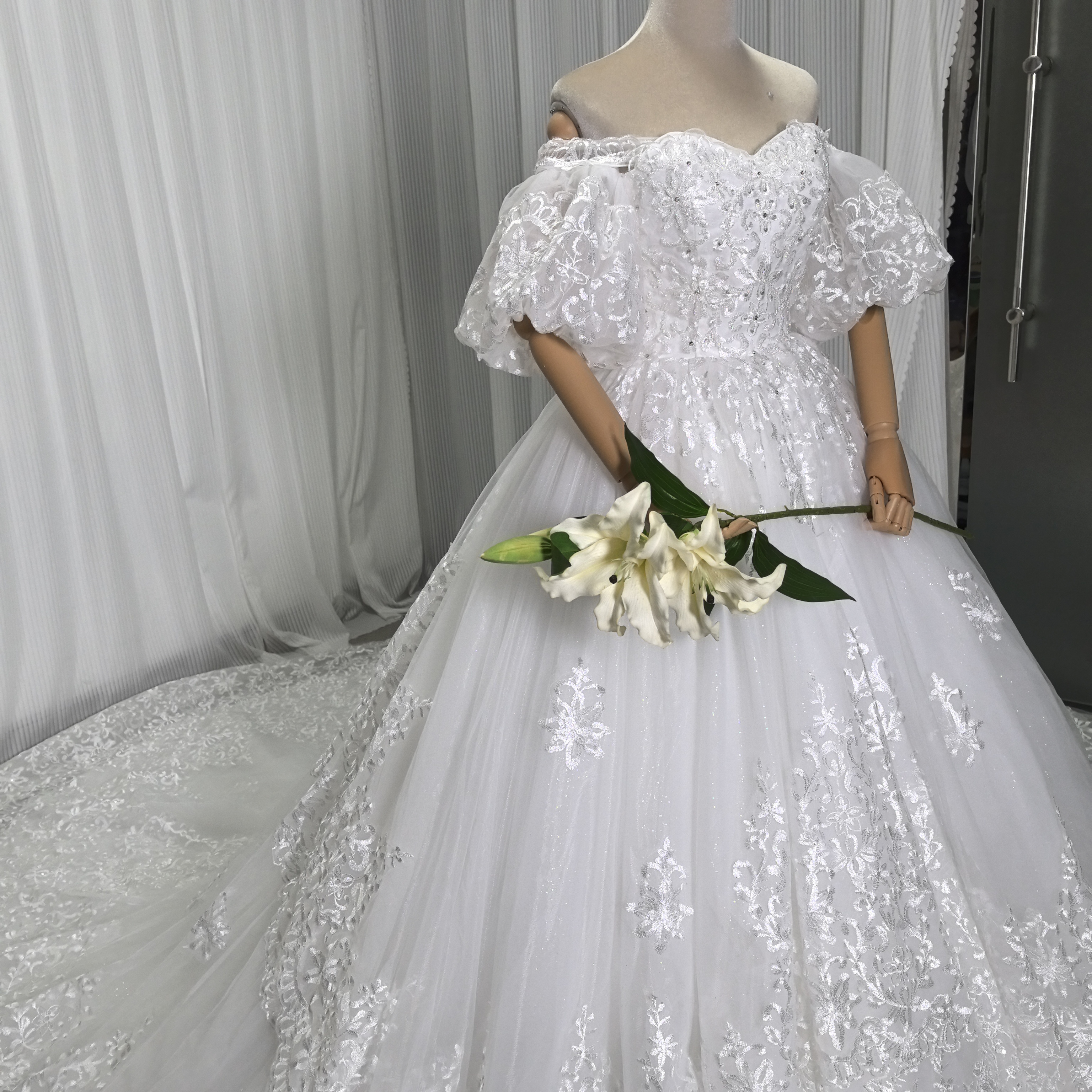 フランス風 ウェディングドレス ベアトップ 取り外し袖 キラキラスパンコール 繊細レース 華やかなトレーン 結婚式
