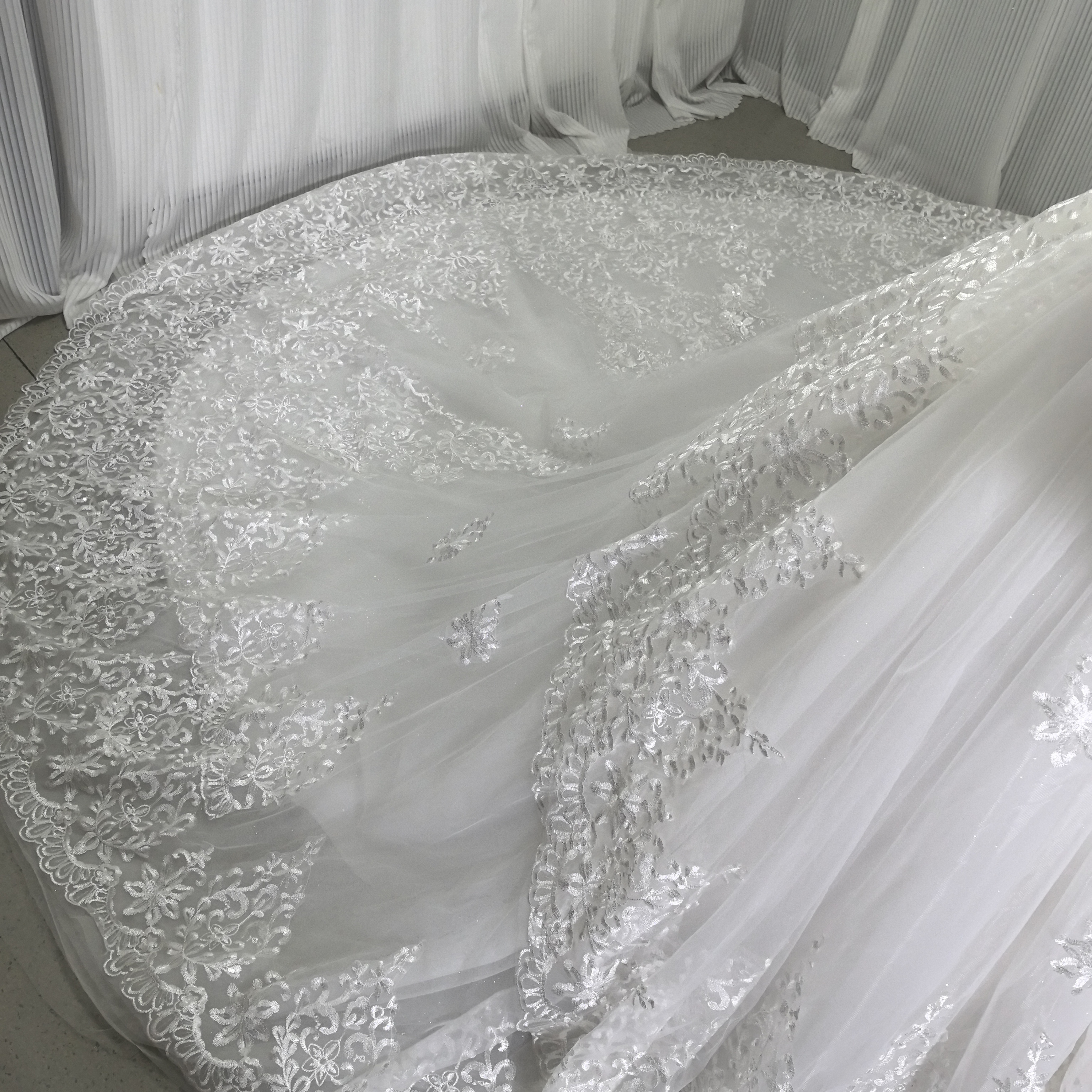 華やか ウェディングドレス ボレロ キラキラスパンコール レース 憧れのドレス 結婚式 華やかなトレーン