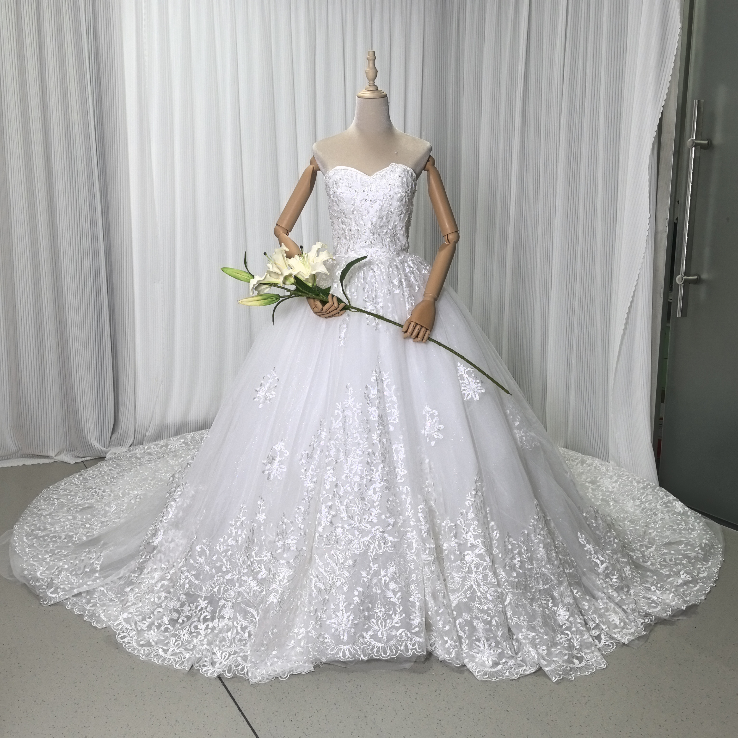 フランス風 ウェディングドレス ベアトップ キラキラスパンコール 上品レース 華やかなトレーン 結婚式