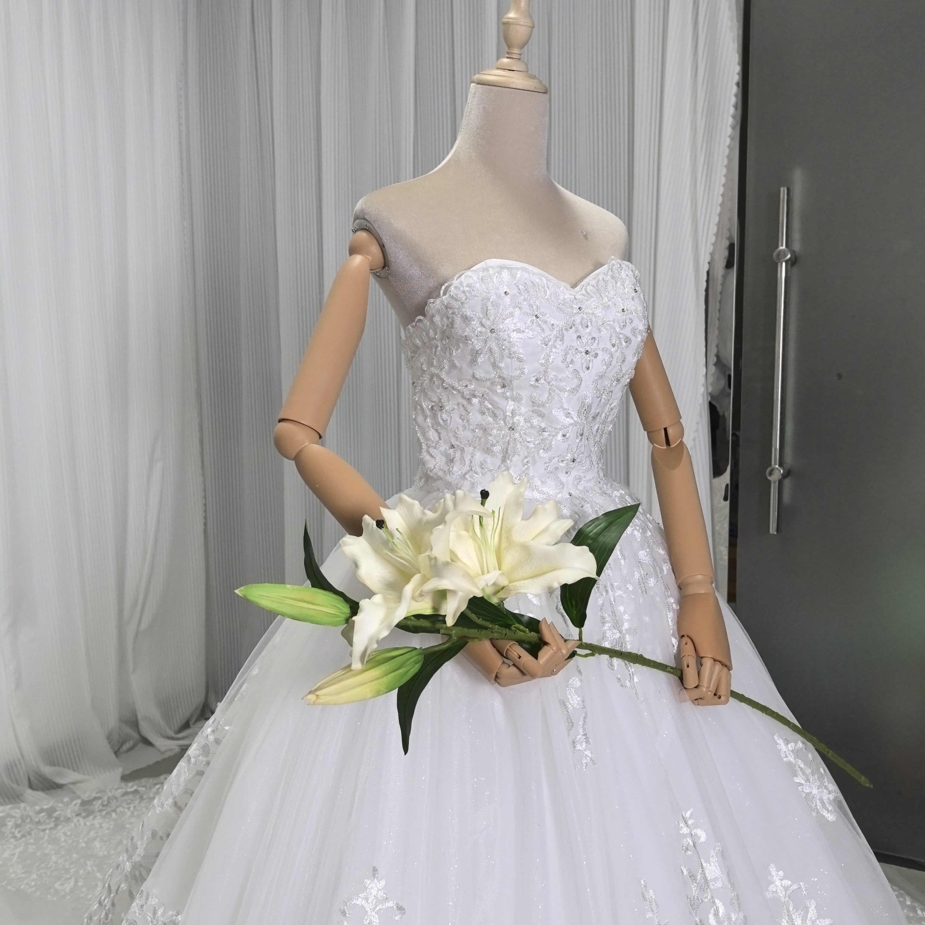 フランス風 ウェディングドレス ベアトップ キラキラスパンコール 上品レース 華やかなトレーン 結婚式