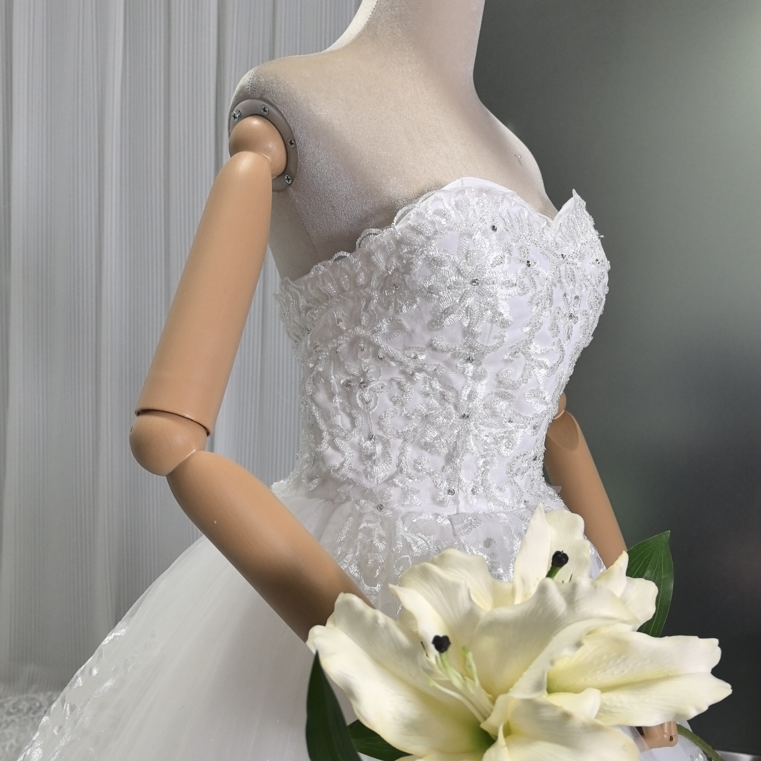 フランス風 ウェディングドレス ベアトップ キラキラスパンコール 上品レース 華やかなトレーン 結婚式