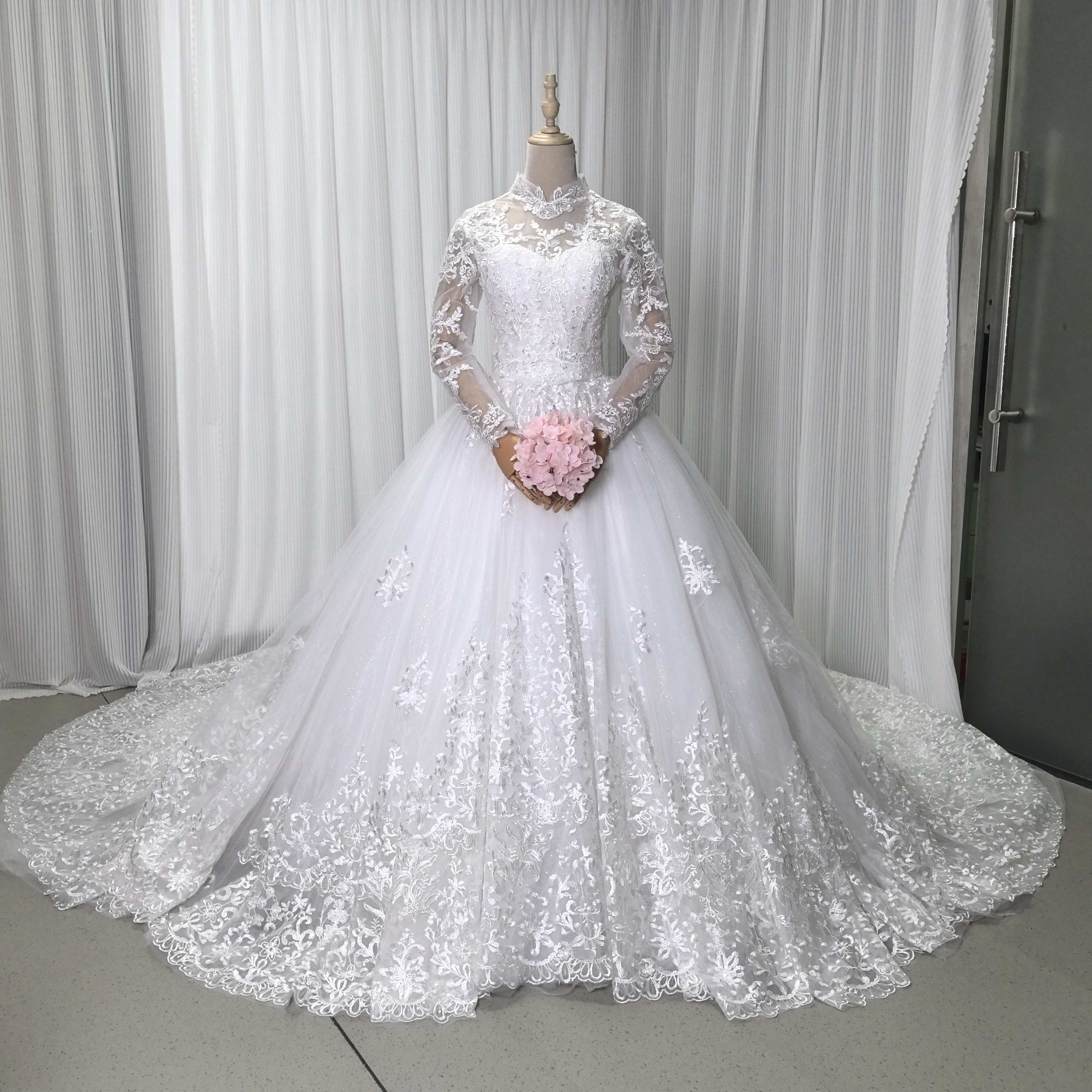 華やか ウェディングドレス ボレロ キラキラスパンコール レース 憧れのドレス 結婚式 華やかなトレーン