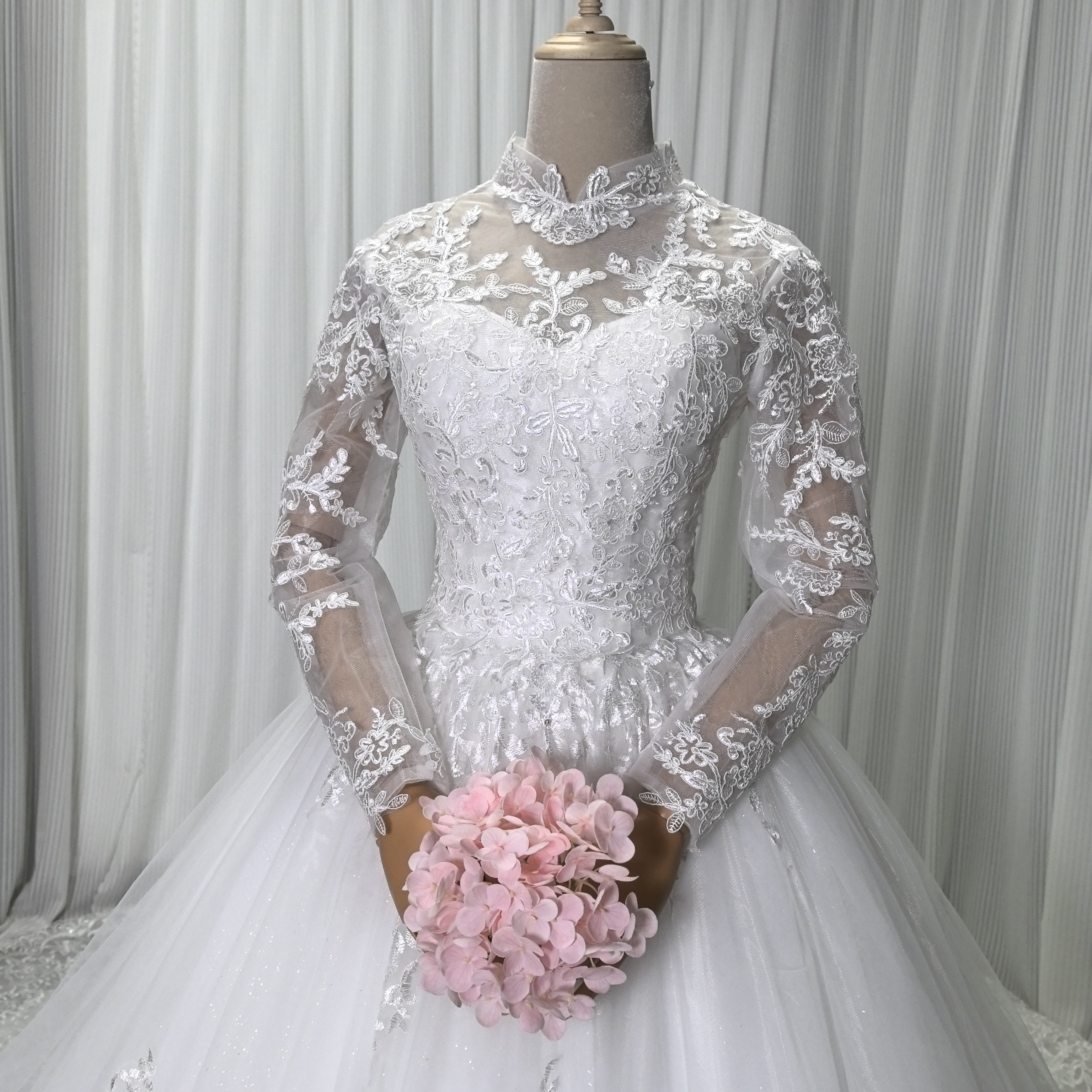 華やか ウェディングドレス ボレロ キラキラスパンコール レース 憧れのドレス 結婚式 華やかなトレーン