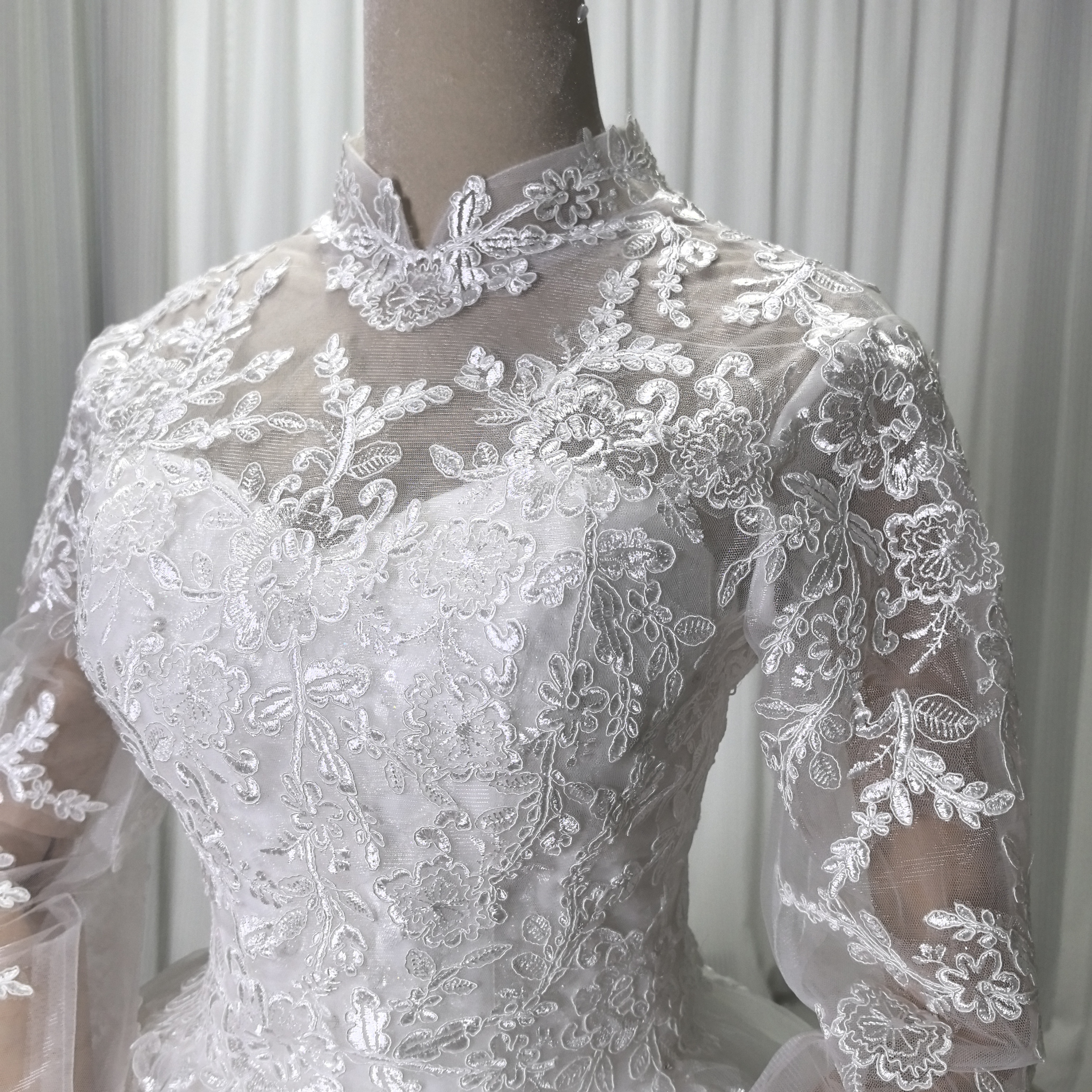 華やか ウェディングドレス ボレロ キラキラスパンコール レース 憧れのドレス 結婚式 華やかなトレーン