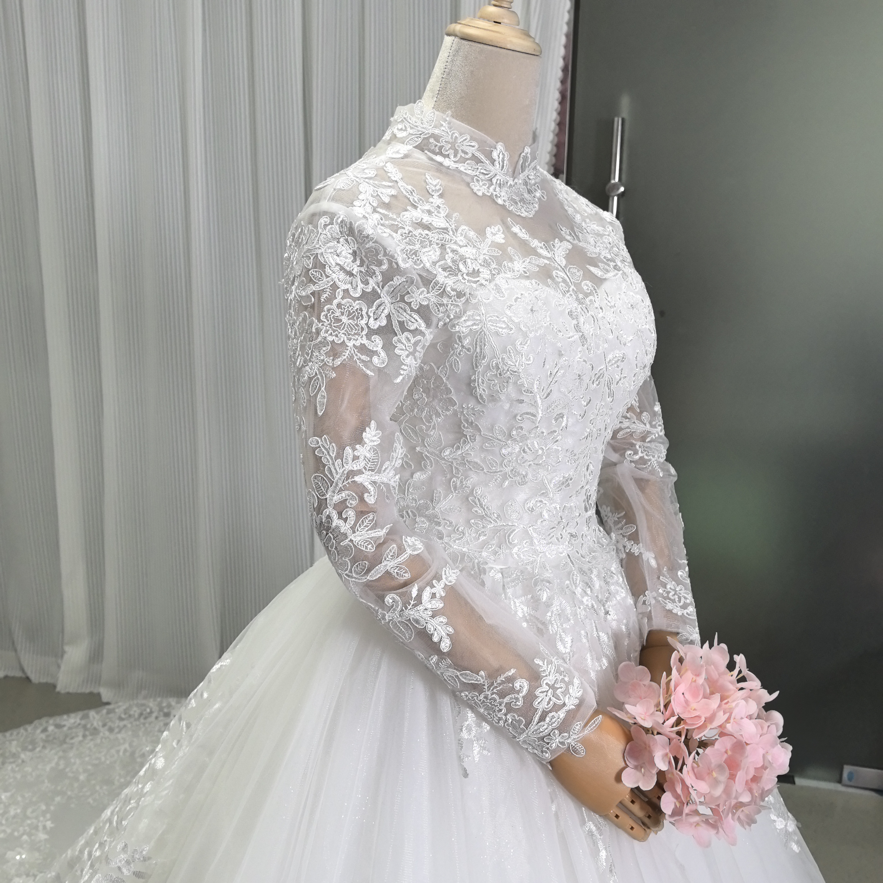 華やか ウェディングドレス ボレロ キラキラスパンコール レース 憧れのドレス 結婚式 華やかなトレーン