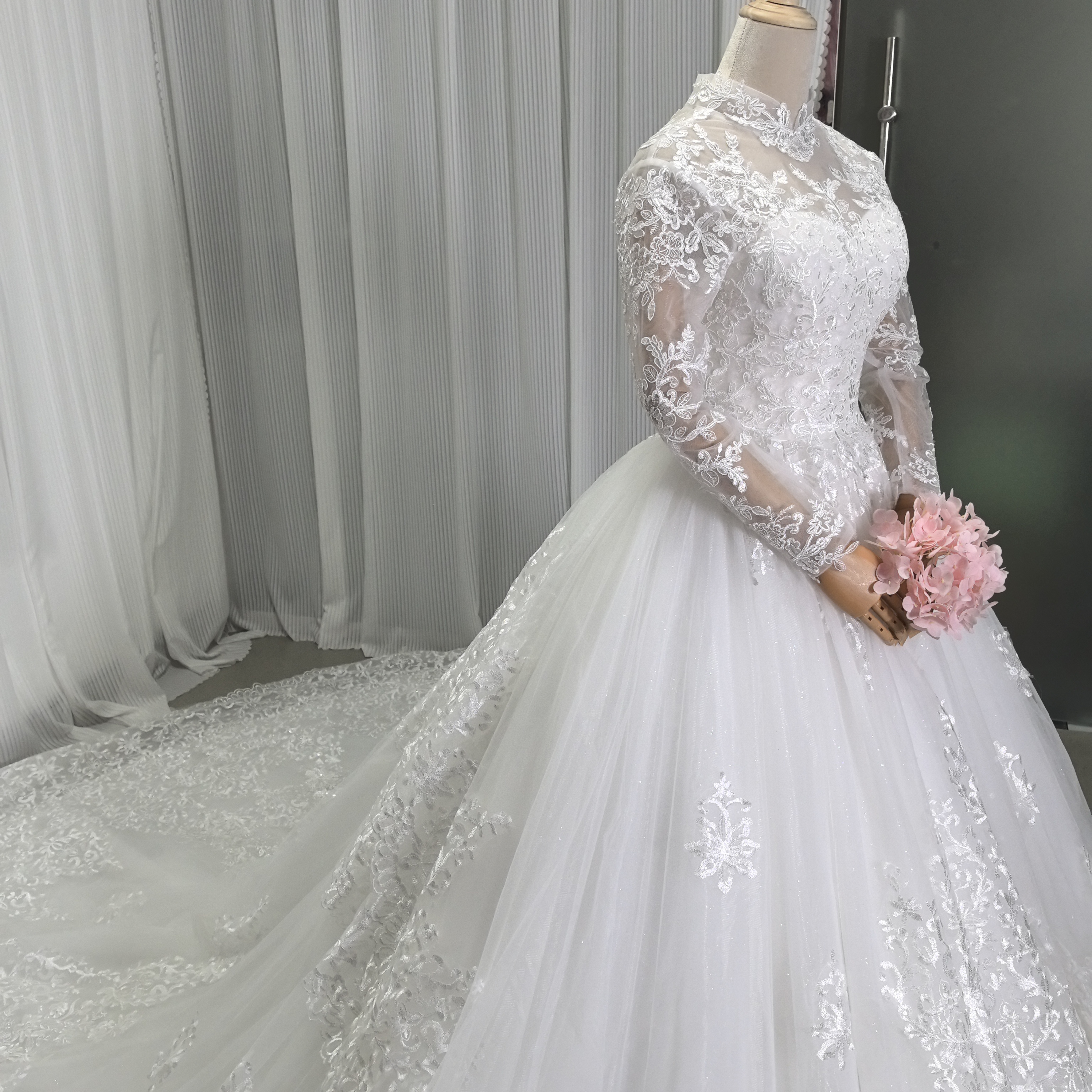 華やか ウェディングドレス ボレロ キラキラスパンコール レース 憧れのドレス 結婚式 華やかなトレーン