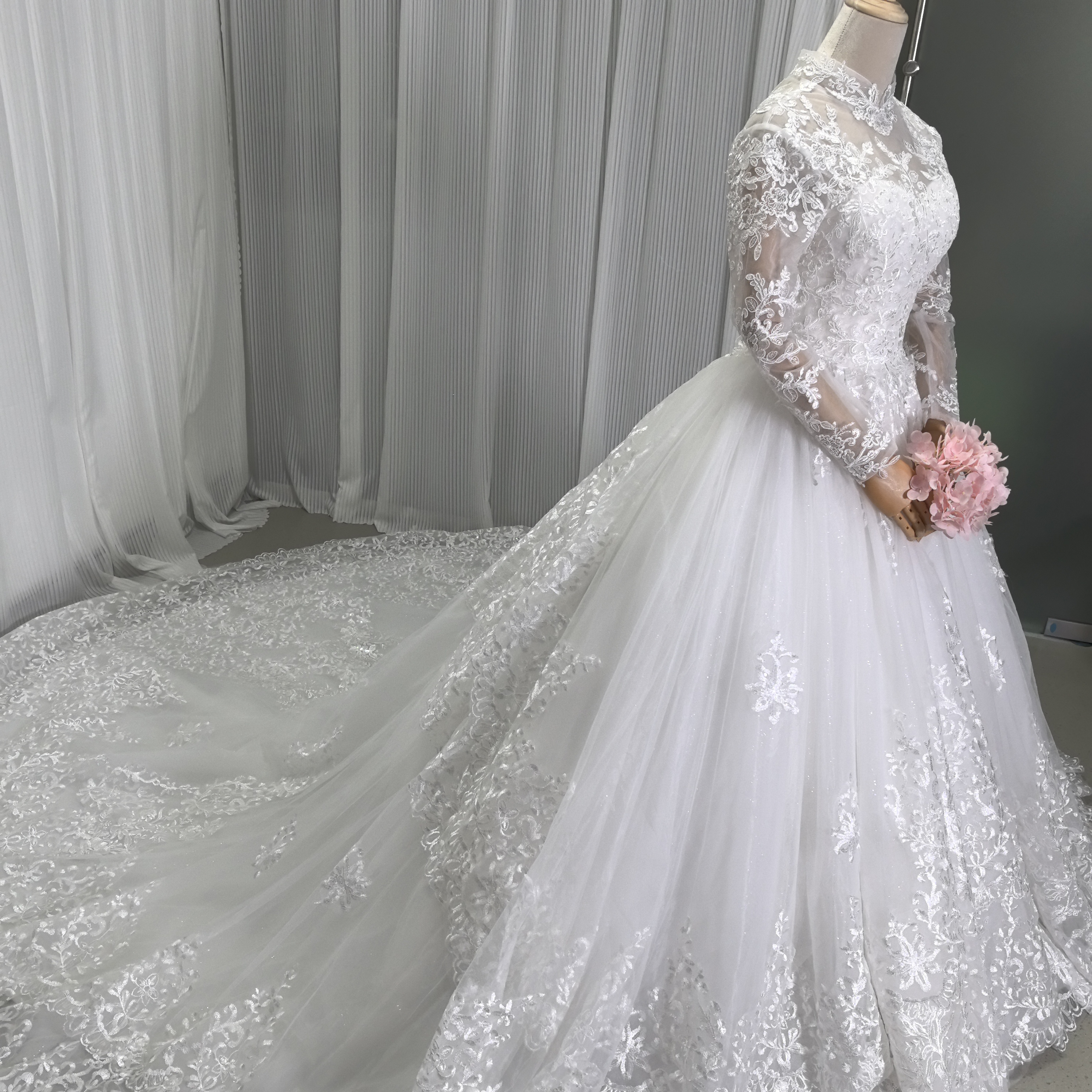 華やか ウェディングドレス ボレロ キラキラスパンコール レース 憧れのドレス 結婚式 華やかなトレーン