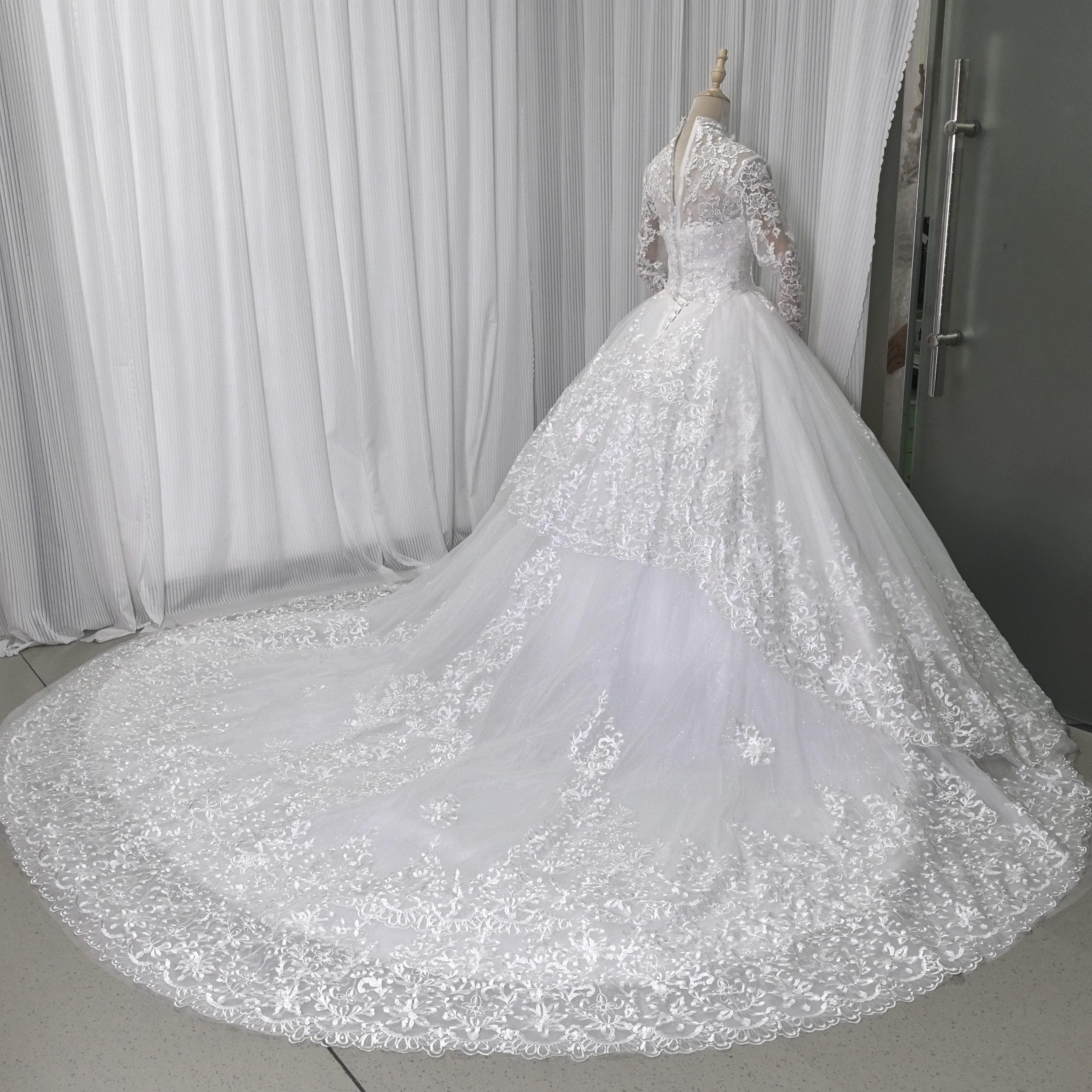 華やか ウェディングドレス ボレロ キラキラスパンコール レース 憧れのドレス 結婚式 華やかなトレーン