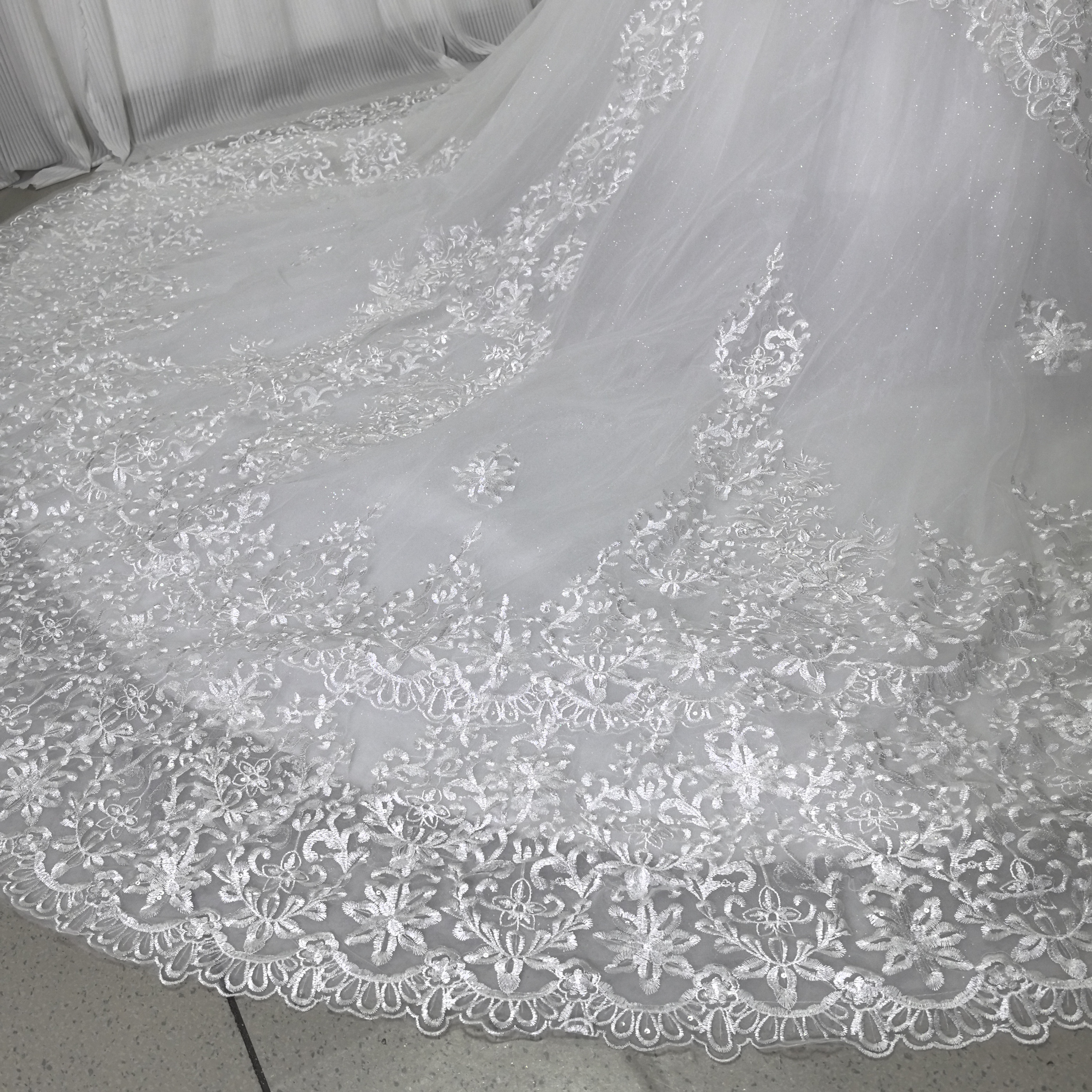 華やか ウェディングドレス ボレロ キラキラスパンコール レース 憧れのドレス 結婚式 華やかなトレーン