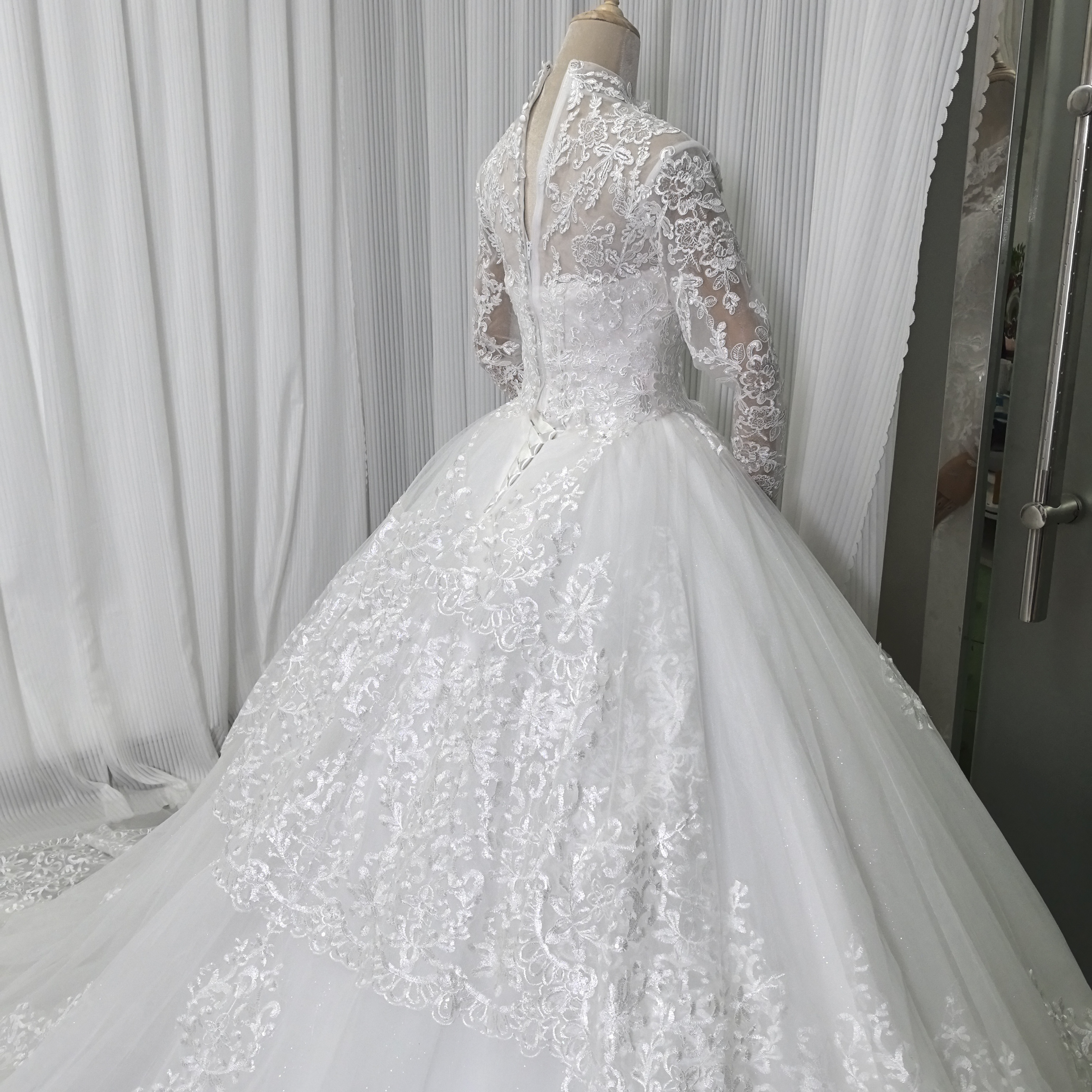 華やか ウェディングドレス ボレロ キラキラスパンコール レース 憧れのドレス 結婚式 華やかなトレーン