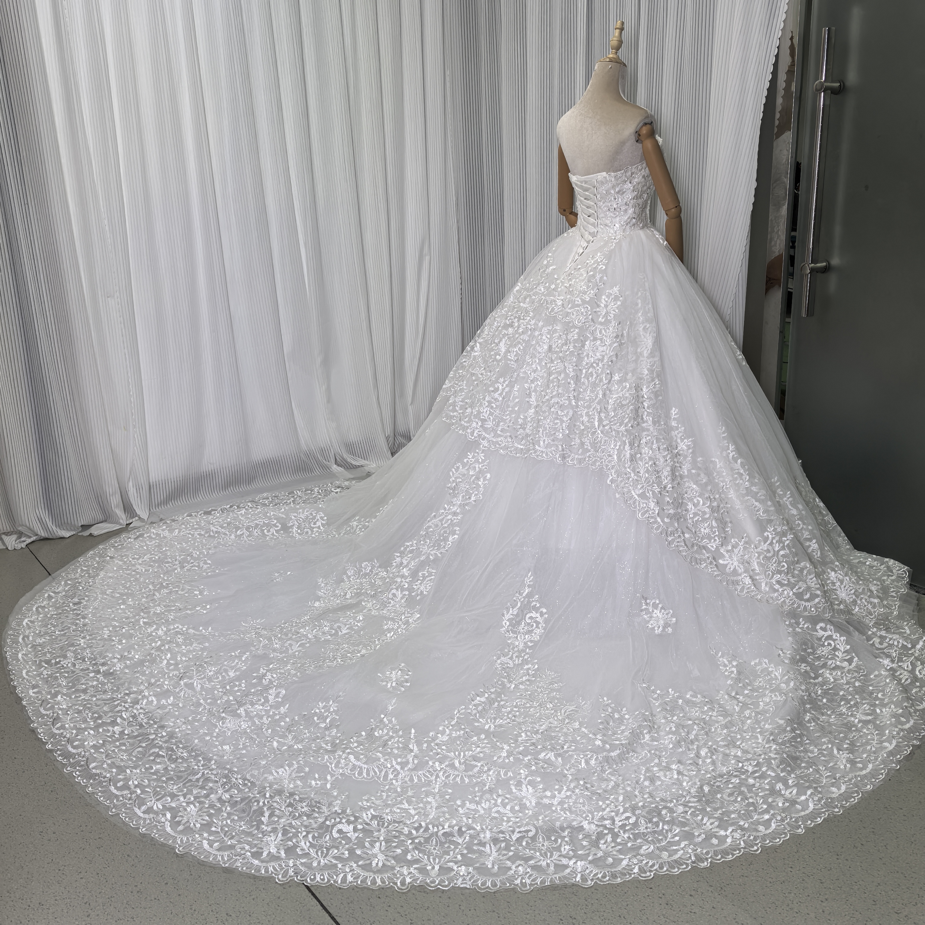 フランス風 ウェディングドレス ベアトップ キラキラスパンコール 上品レース 華やかなトレーン 結婚式