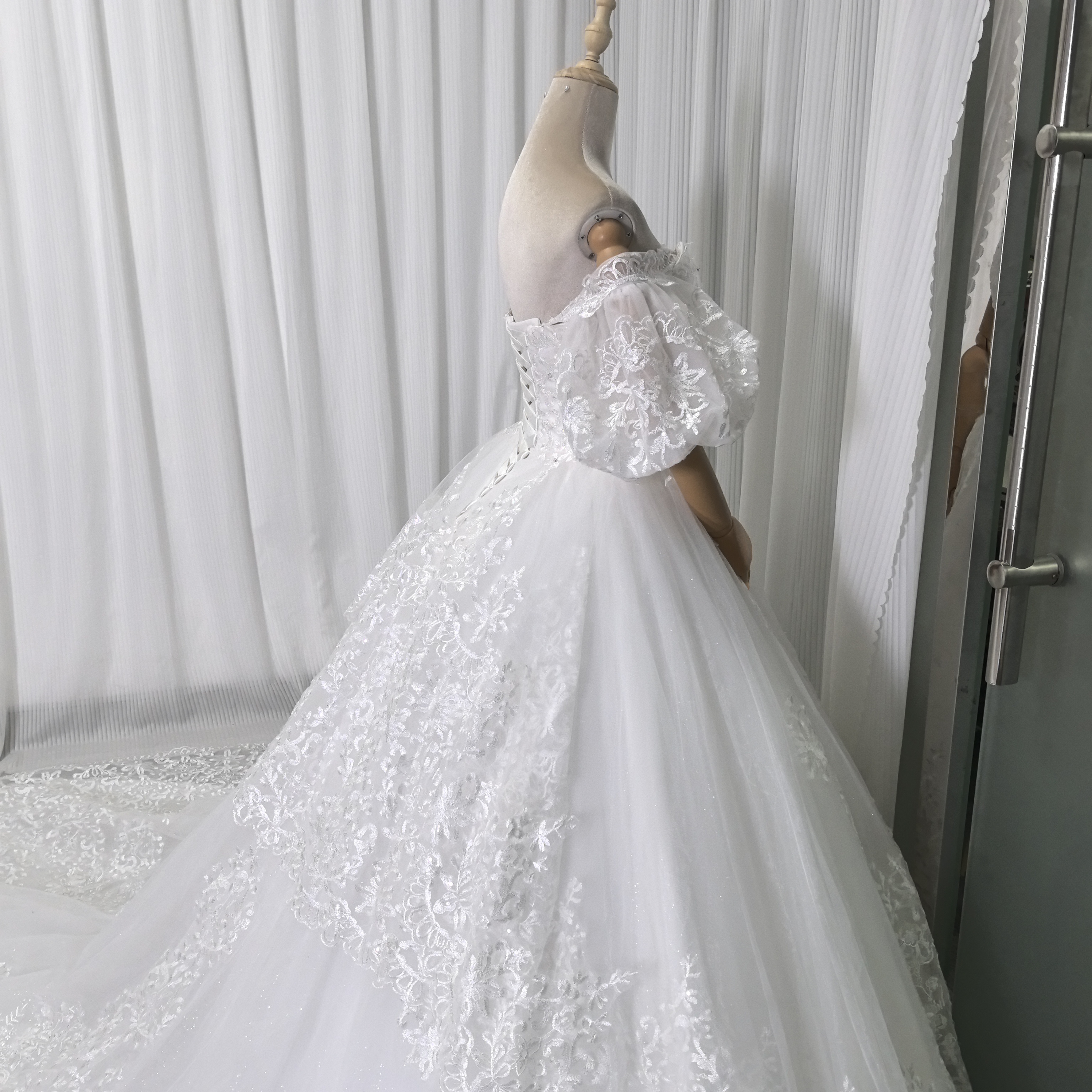 フランス風 ウェディングドレス ベアトップ 取り外し袖 キラキラスパンコール 繊細レース 華やかなトレーン 結婚式